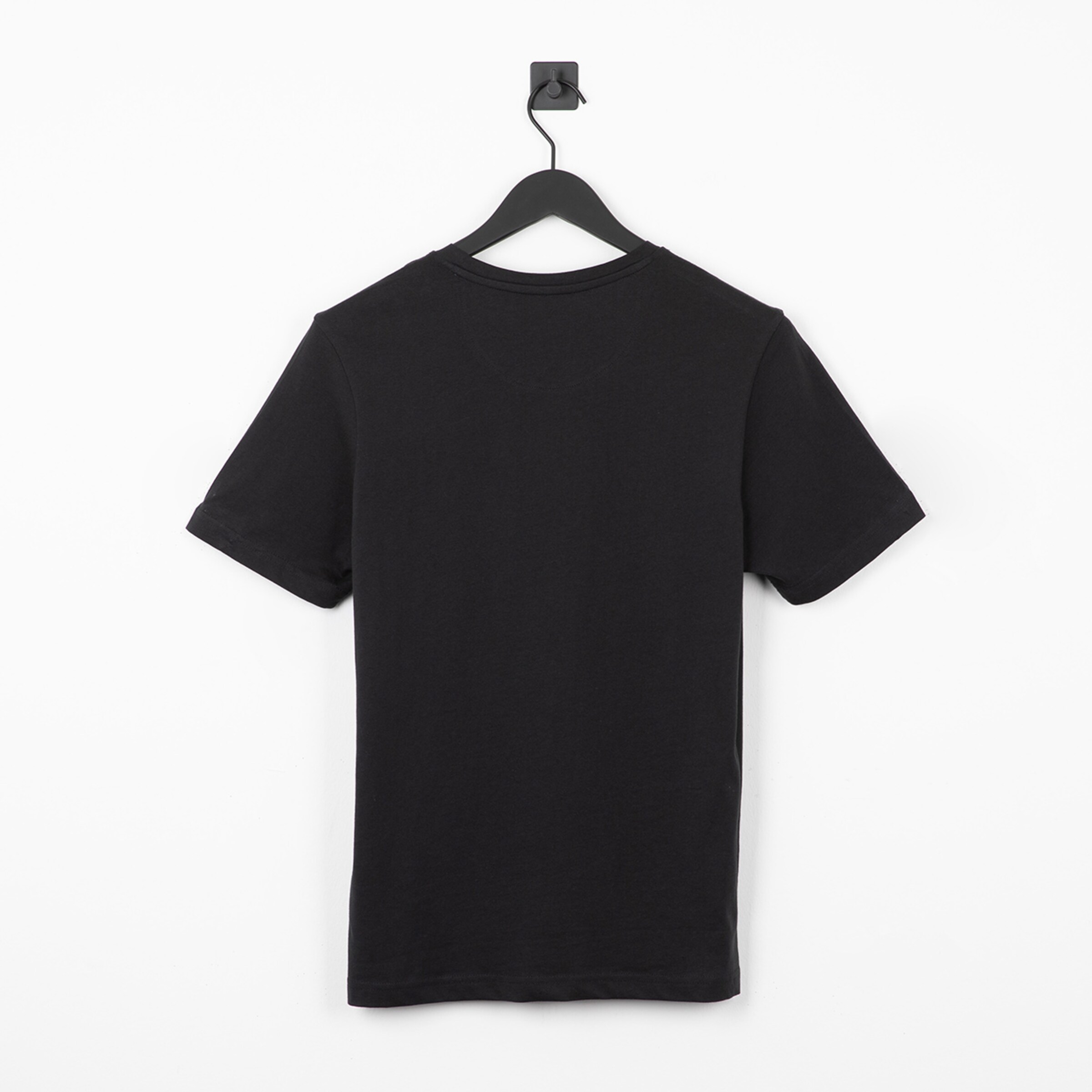 Schwarzes T-Shirt hinten ans Haken aufgehängt.