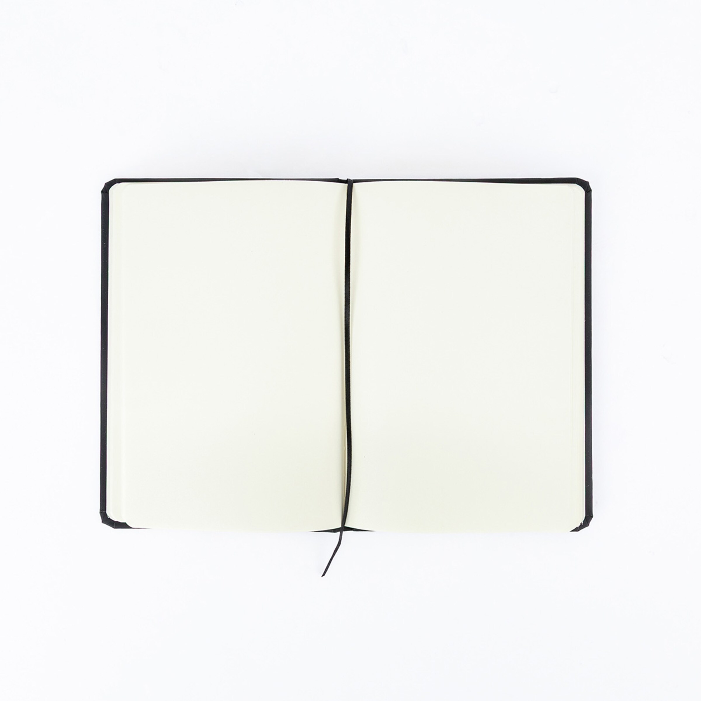 Offenes Notizbuch mit leeren Seiten auf weißem Hintergrund.