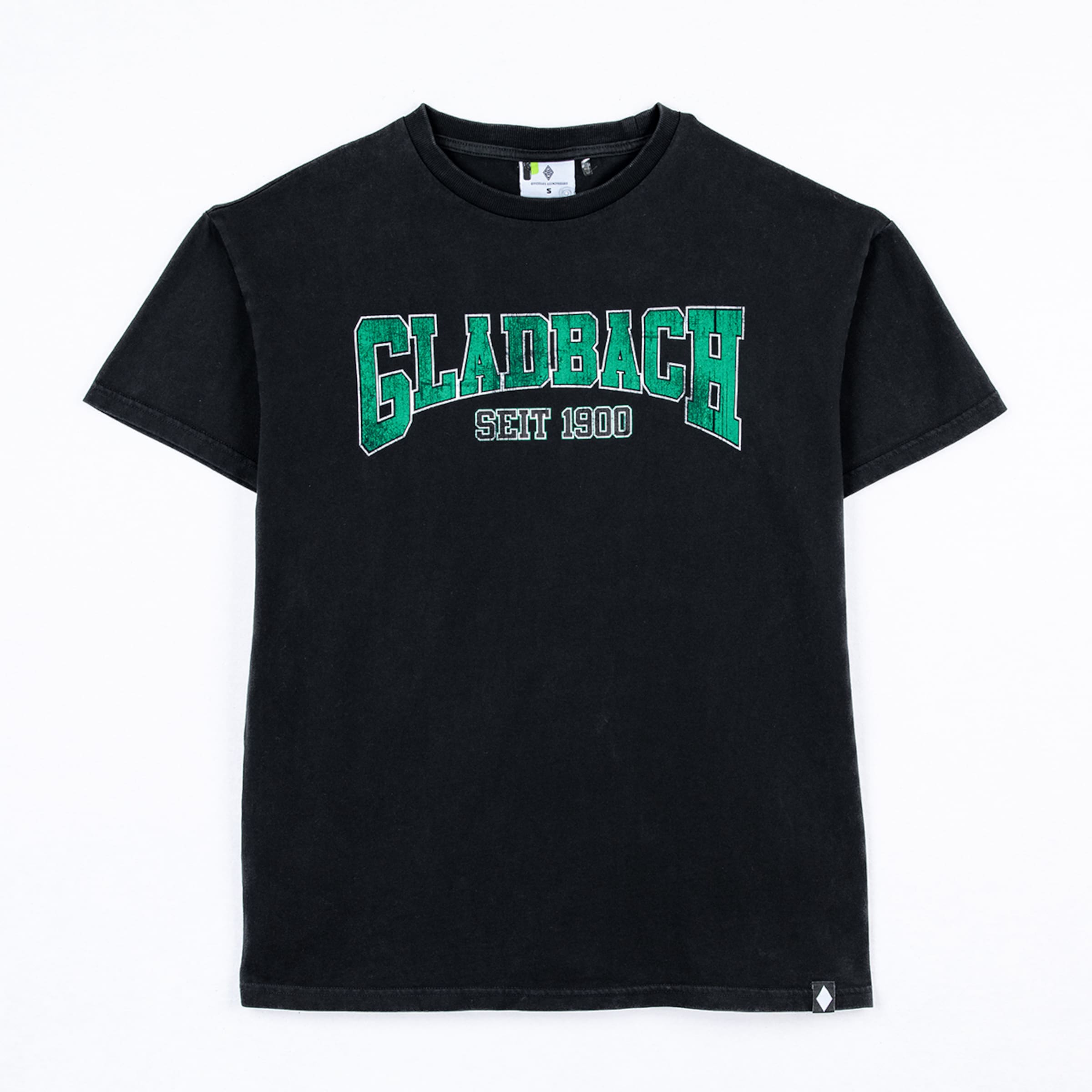 Schwarzes T-Shirt mit grünem "GLADBACH"-Schriftzug im College-Stil und weißem "SEIT 1900"-Aufdruck.