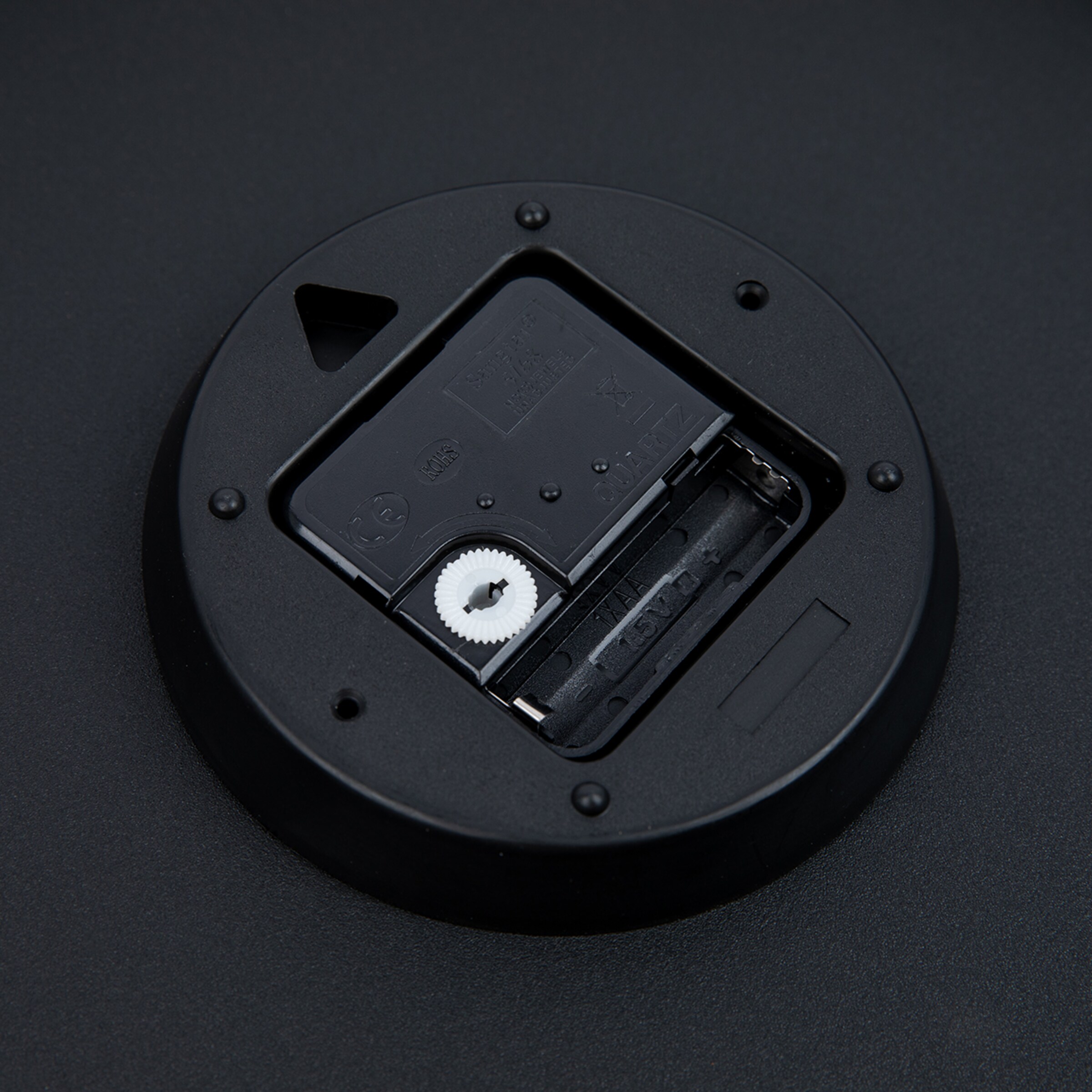 Schwarzer runder Objektadapter mit einer möglicherweise elektronischen Komponente oben.