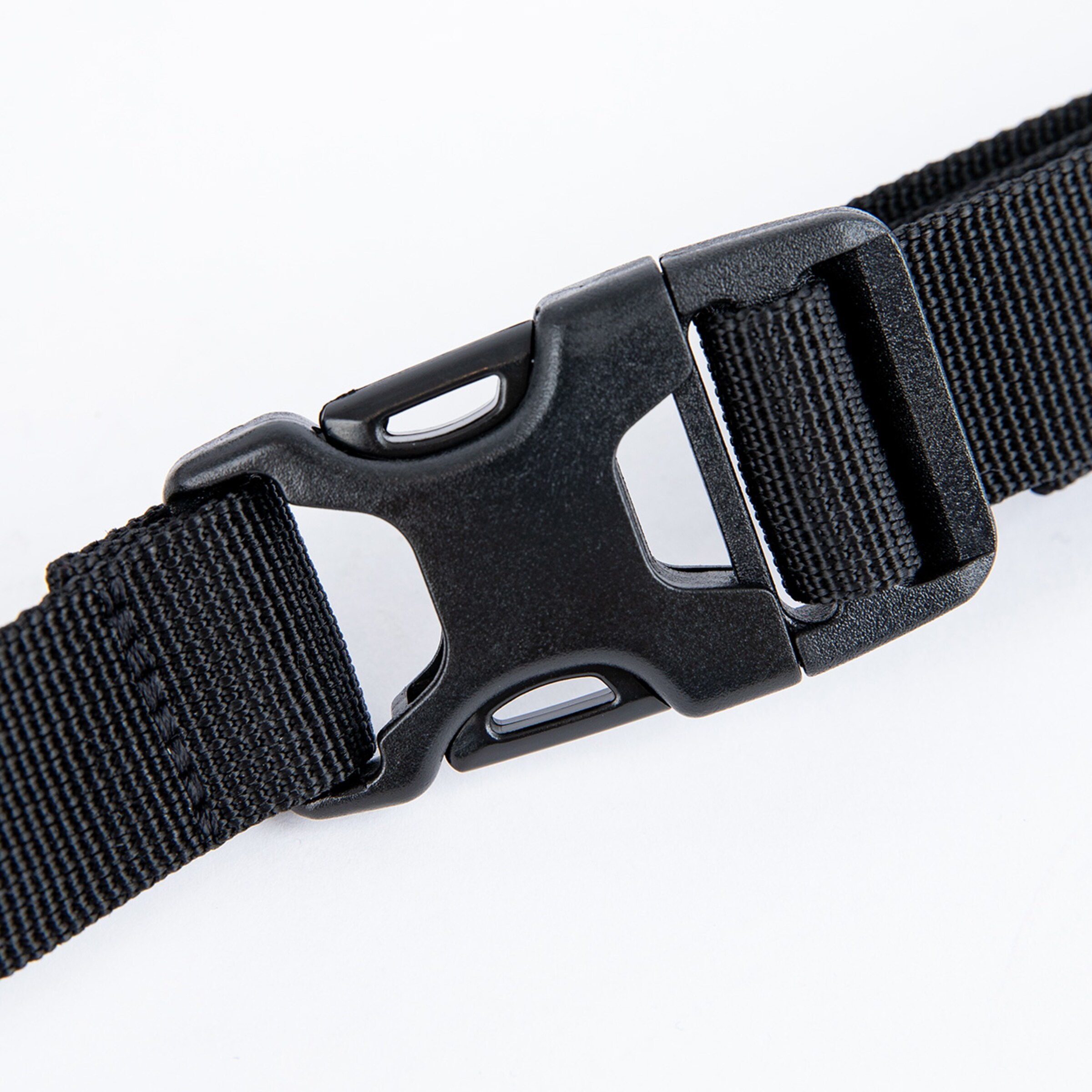 Schwarze Kunststoffschnalle für einen Riemen schmal und robust.