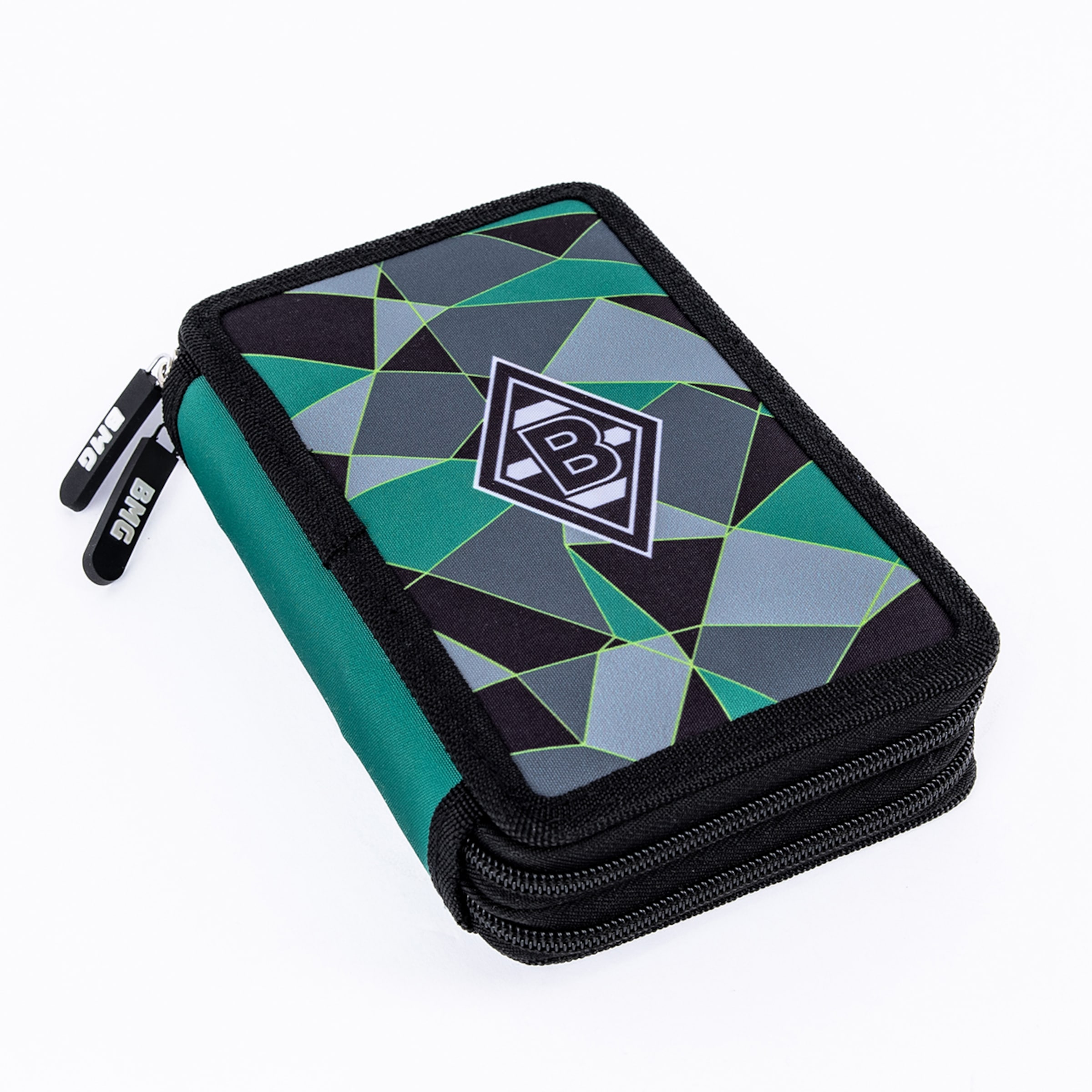 Ein grünes, graues und schwarzes Stiftemäppchen mit geometrischem Muster und dem Borussia Mönchengladbach Logo. Es hat zwei schwarze Reißverschlüsse mit 'BMG'-Zuglaschen und liegt auf einem weißen Hintergrund.