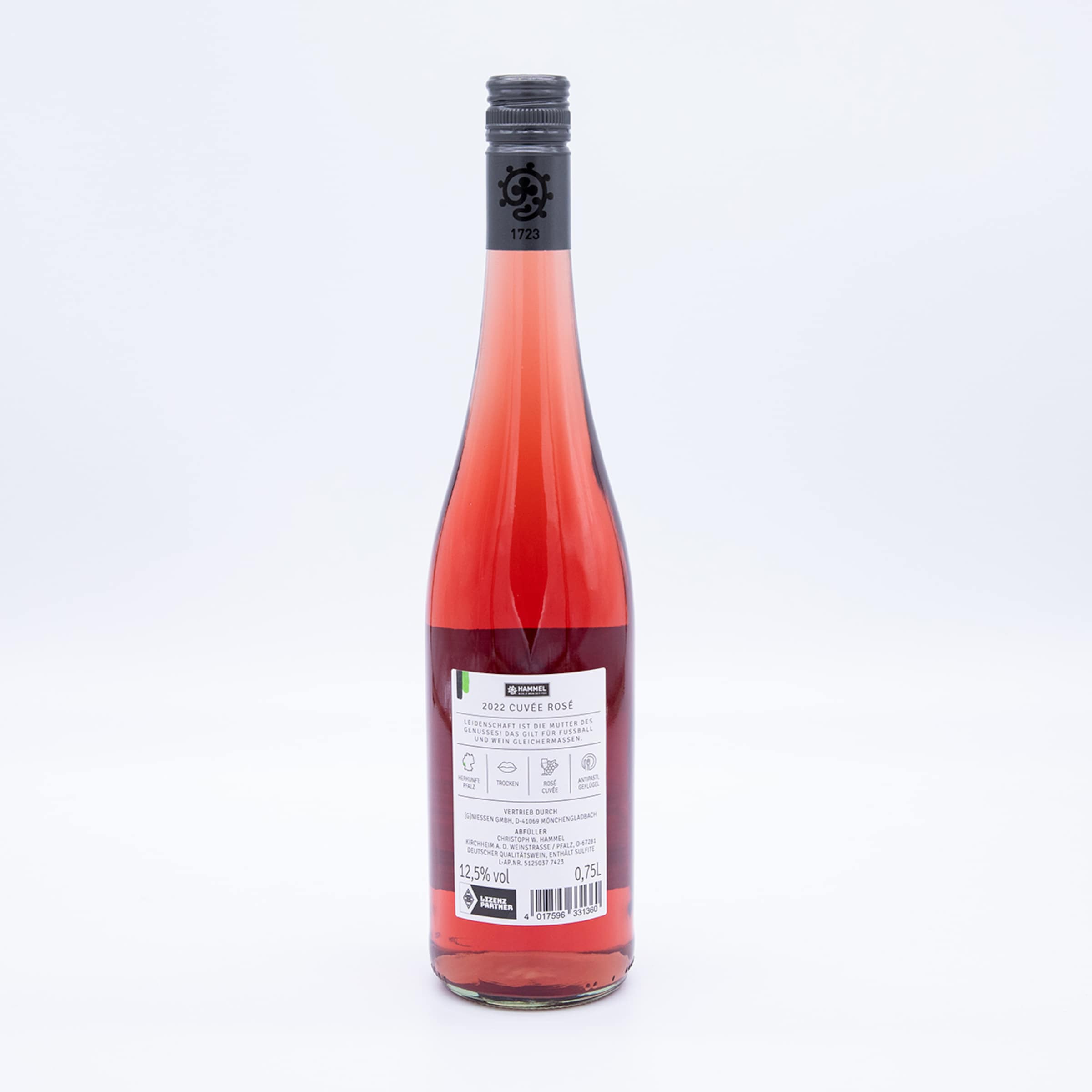 Rückansicht einer Flasche Hammel 2022 Cuvée Rosé (0,75l, 12,5% vol) mit schwarzem Verschluss vor weißem Hintergrund.