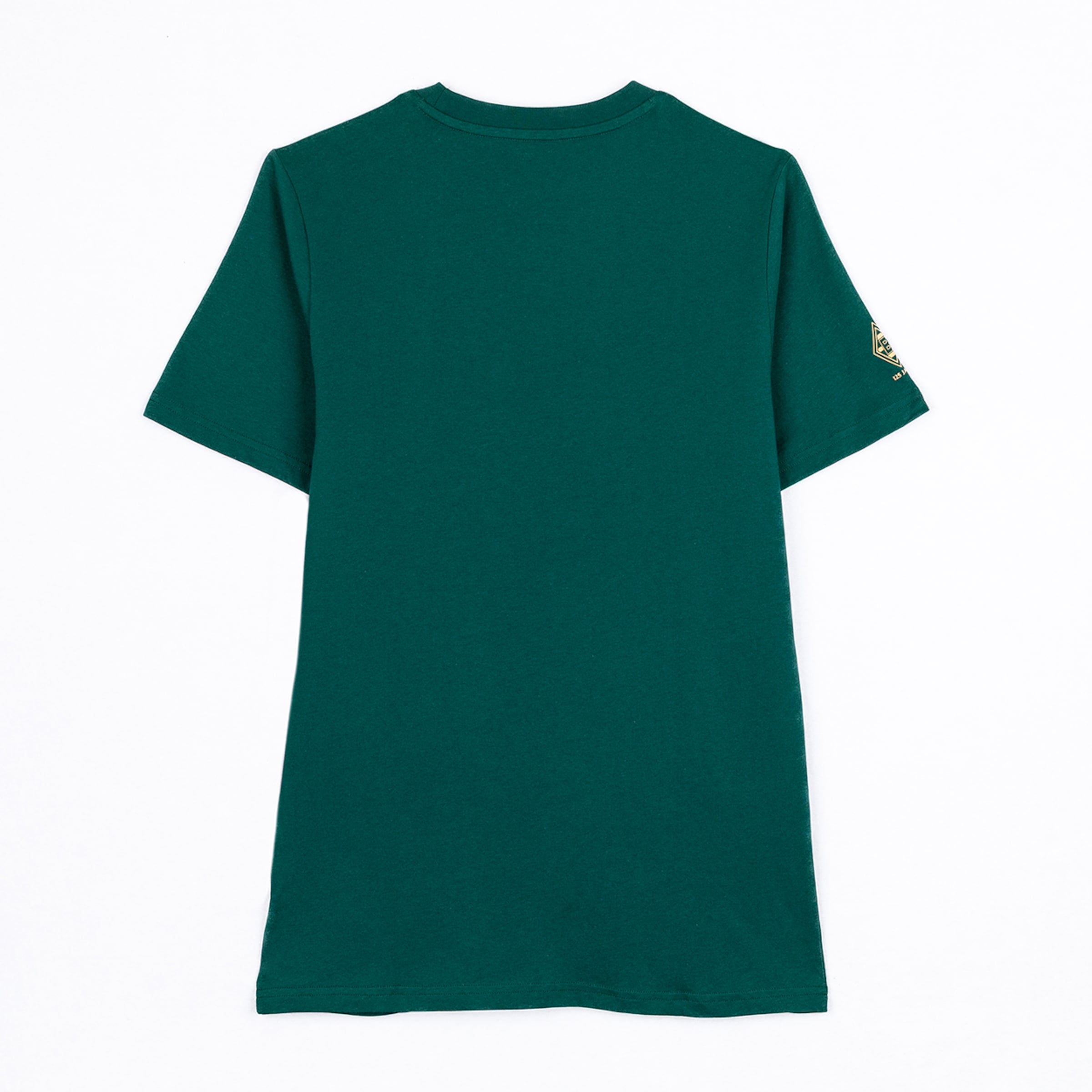 Rückansicht eines dunkelgrünen T-Shirts auf weißem Hintergrund mit einem kleinen goldenen Logo am Ärmel.