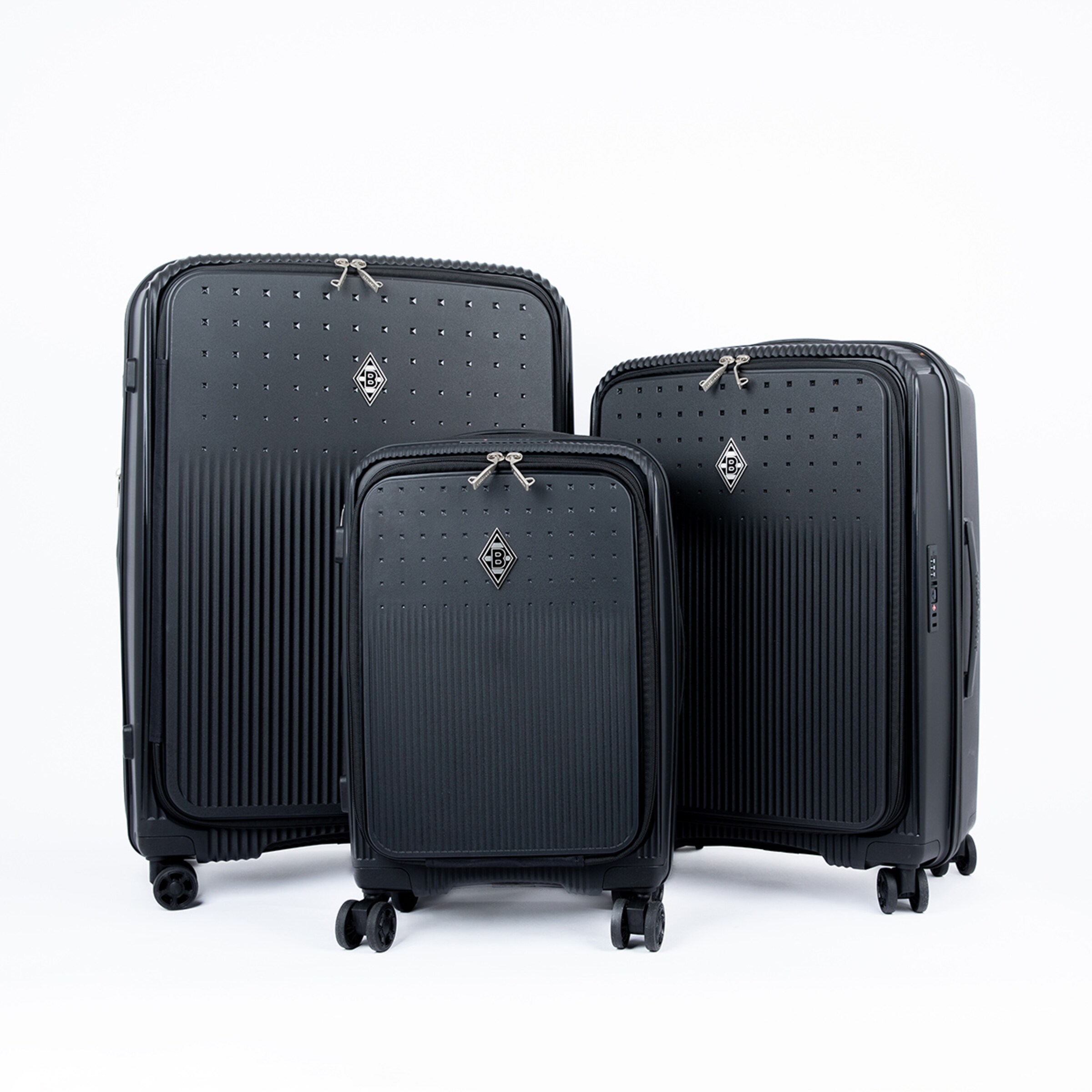 Drei schwarze Koffer in unterschiedlichen Größen mit Rillenmuster und einem hängenden Logo.