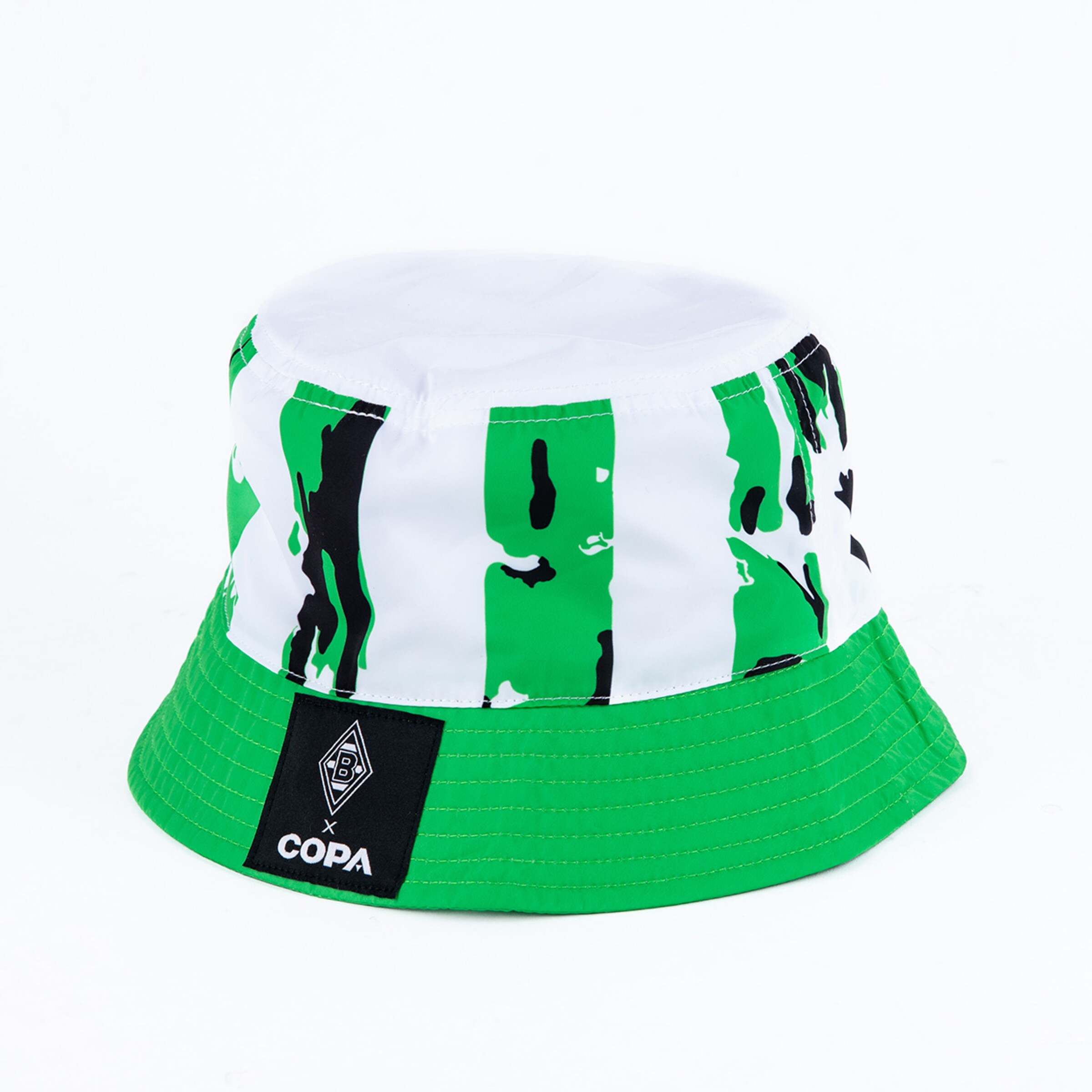 Bucket-Hut mit grünem und weißem Muster ausgestattet mit dem Borussia Mönchengladbach-Logo.