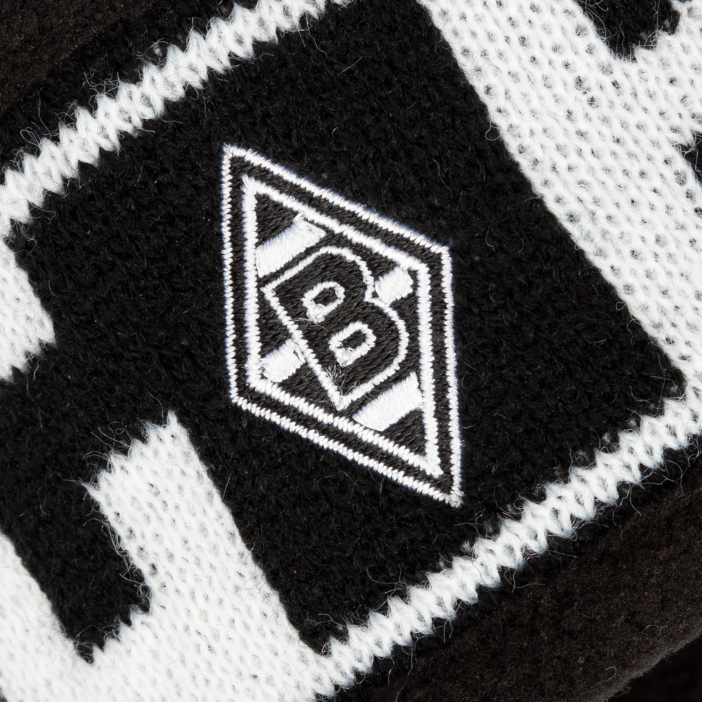 Stickerei des Borussia Mönchengladbach-Logos auf schwarz-weißem Strickstoff.