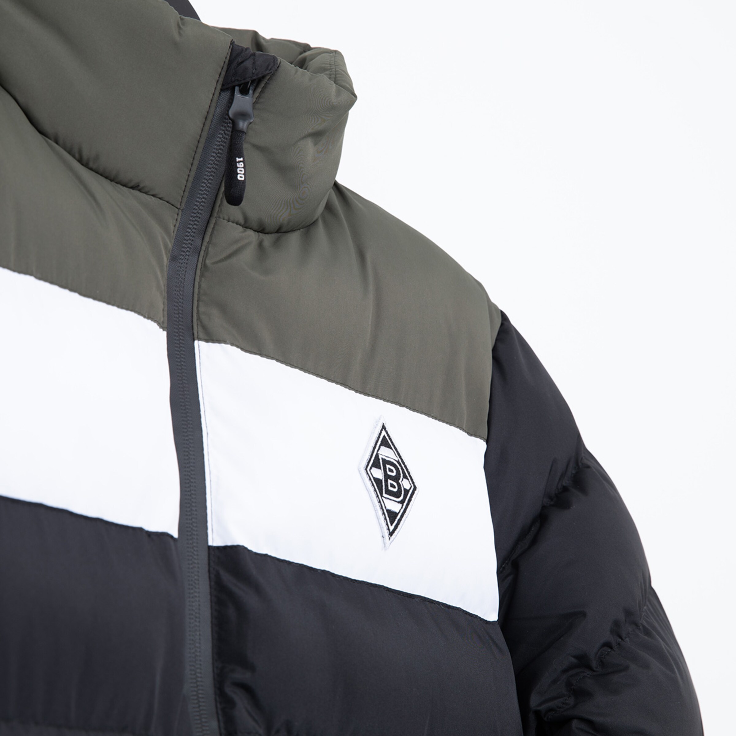 Schwarze Daunenjacke mit grauem und weißem Streifen und Borussia Mönchengladbach-Logo.
