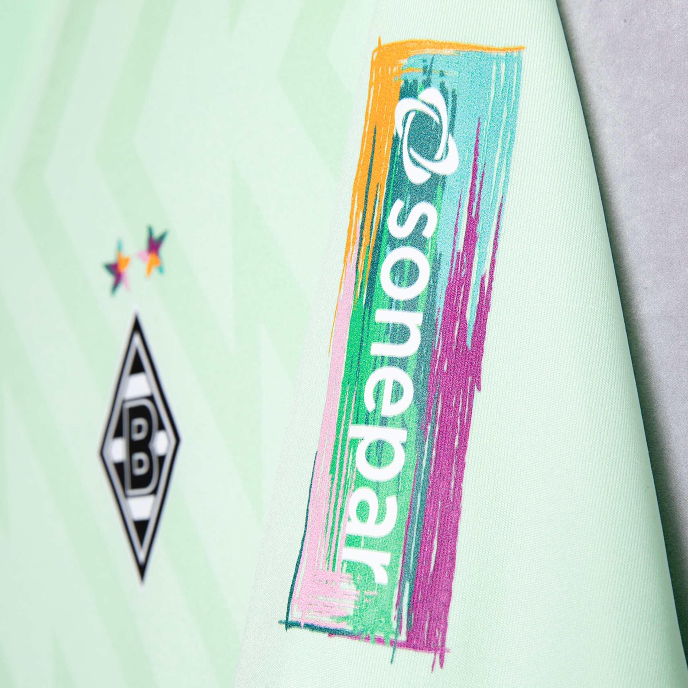 Grüne Trikotsäule mit Sponsorenlogo sonepar und Borussia Mönchengladbach Logo.