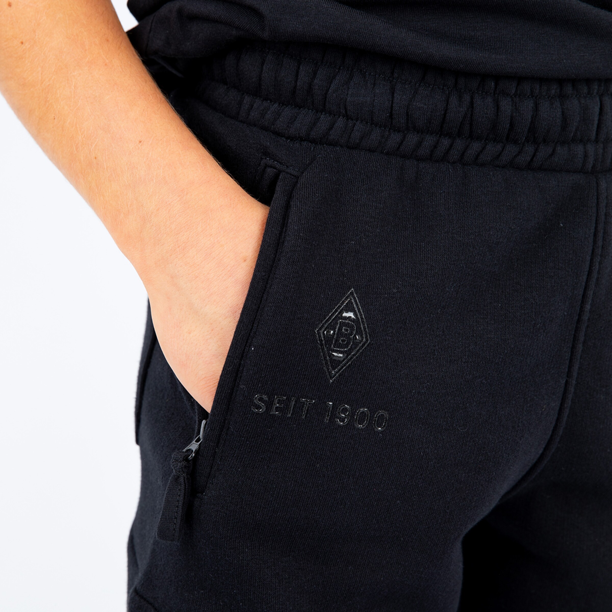Schwarze Sweatpants mit eingeprägtem Logo und dem Text SEIT 1900 auf der Vorderseite.