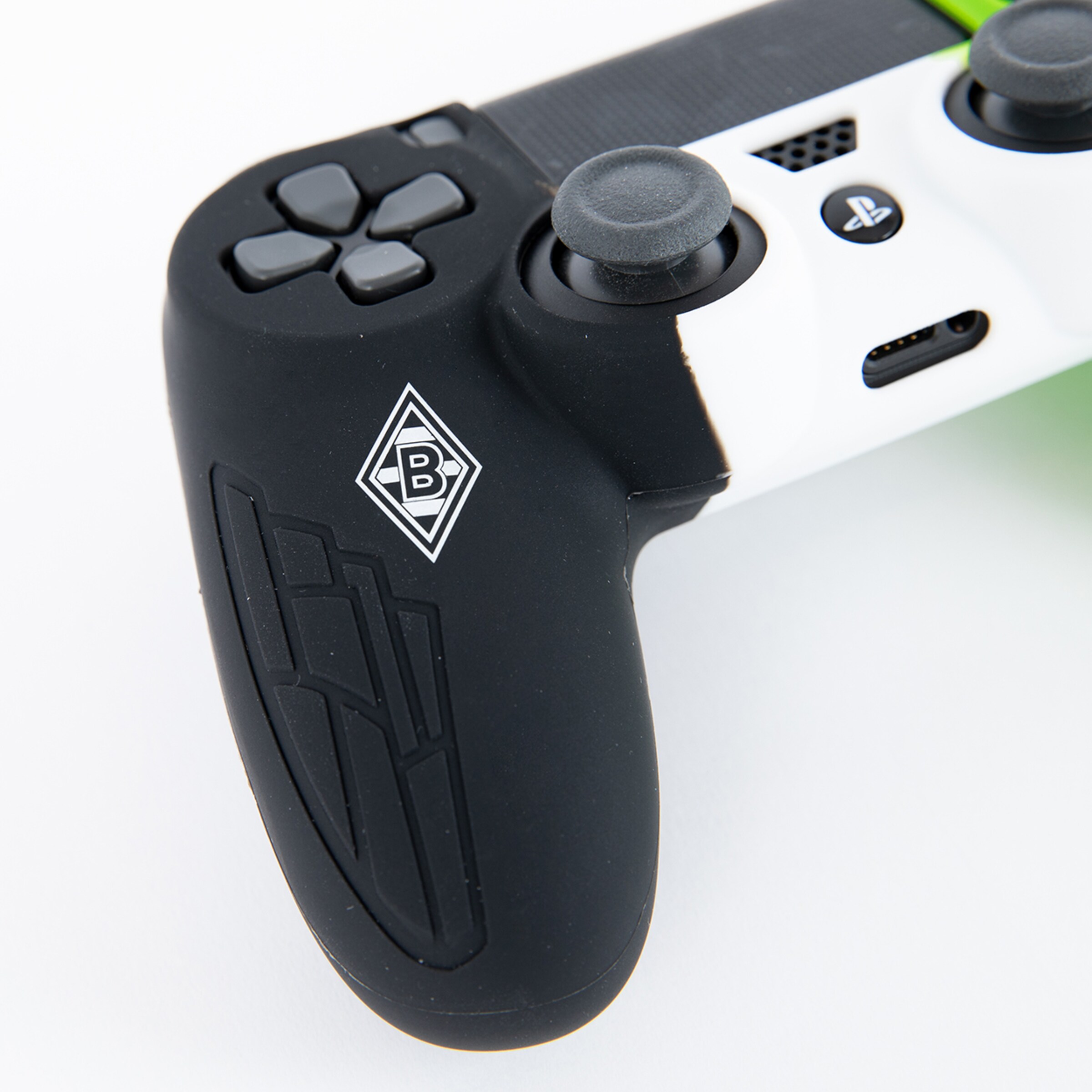 Black and white PlayStation controller featuring Borussia Mönchengladbach logo.