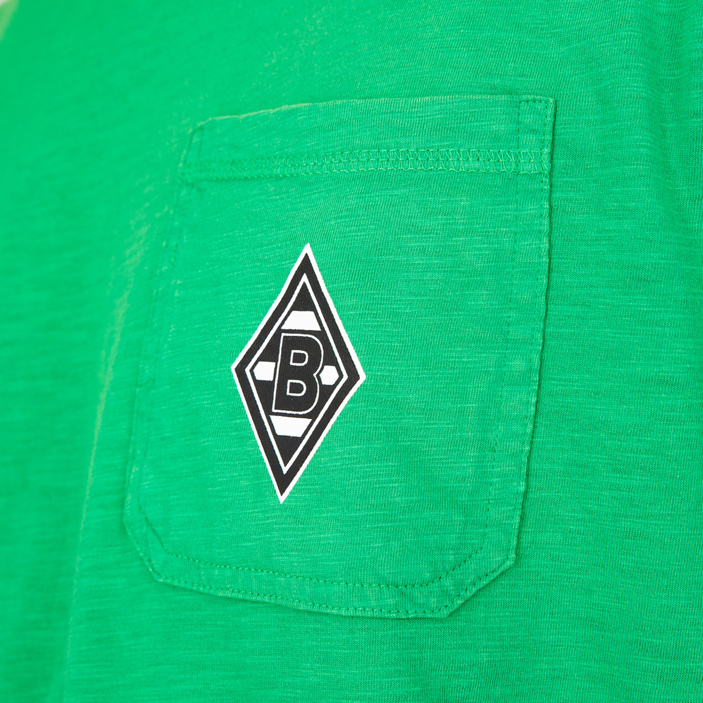 Grünes T-Shirt mit aufgenähter Tasche und Borussia Mönchengladbach-Logo.