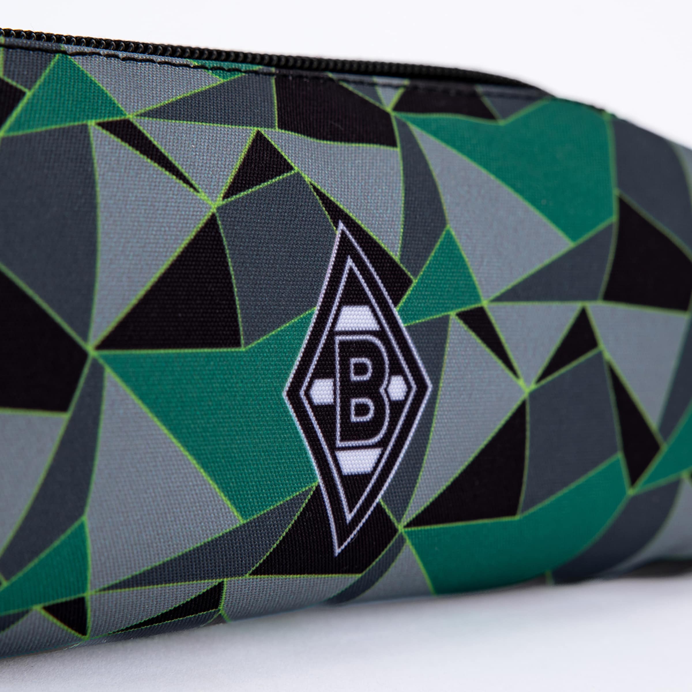 Nahaufnahme eines grün-grau-schwarzen, geometrischen Federmäppchens mit Reißverschluss und Borussia Mönchengladbach-Logo. Das Gewebe ist sichtbar.