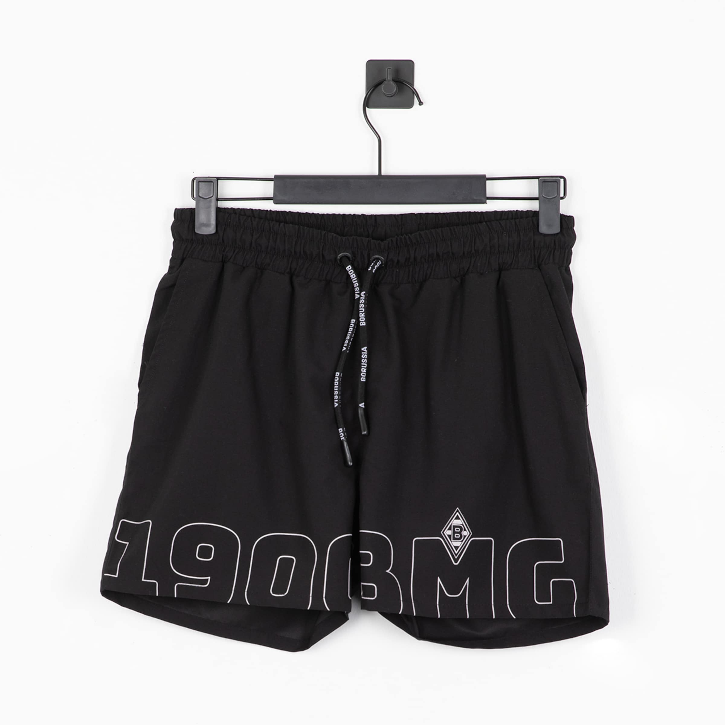 Schwarze Sportshorts mit grauem Logo und Schriftzug 1908 BMG.