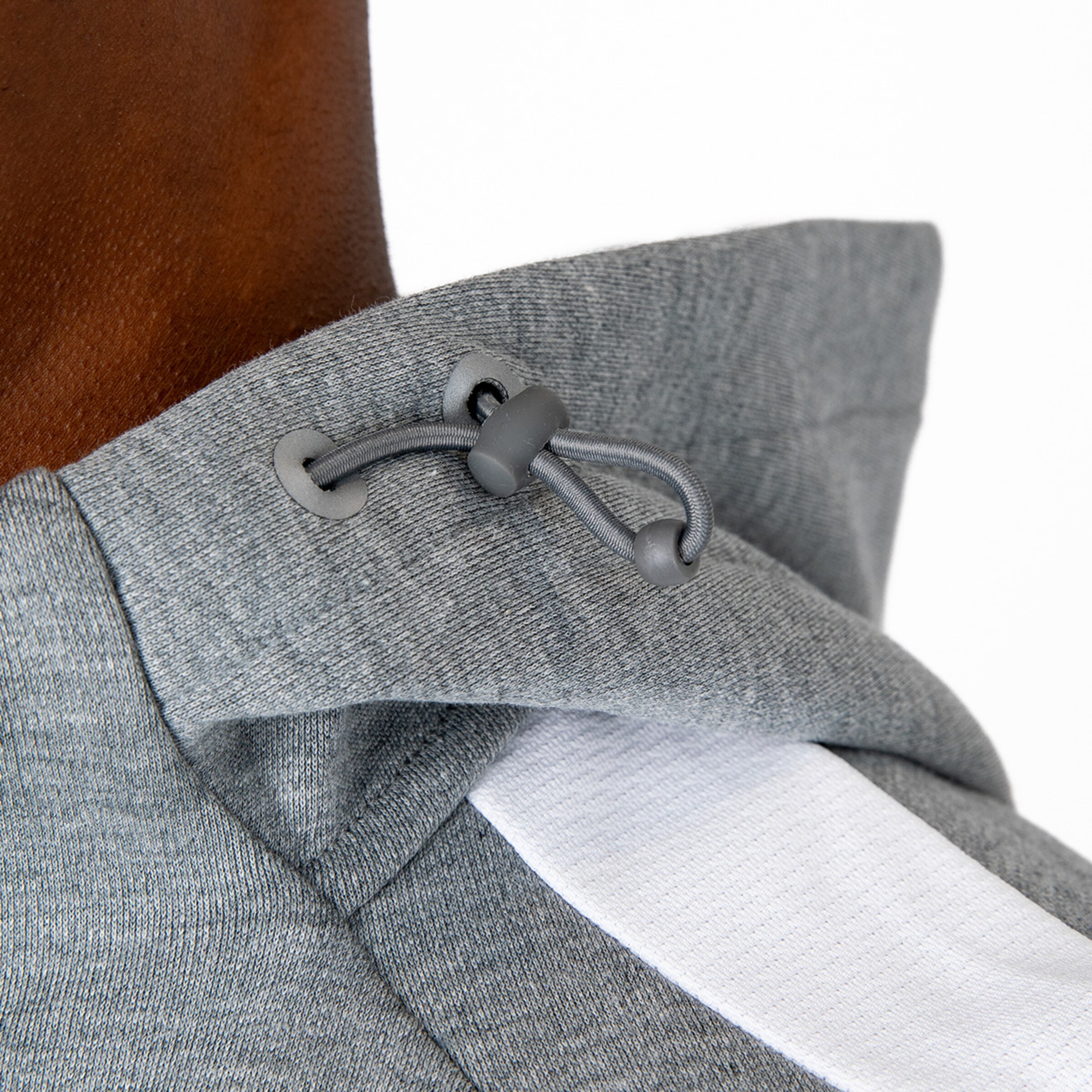 grauer Pulloverkragen mit Kordelzug und Halteschlaufe