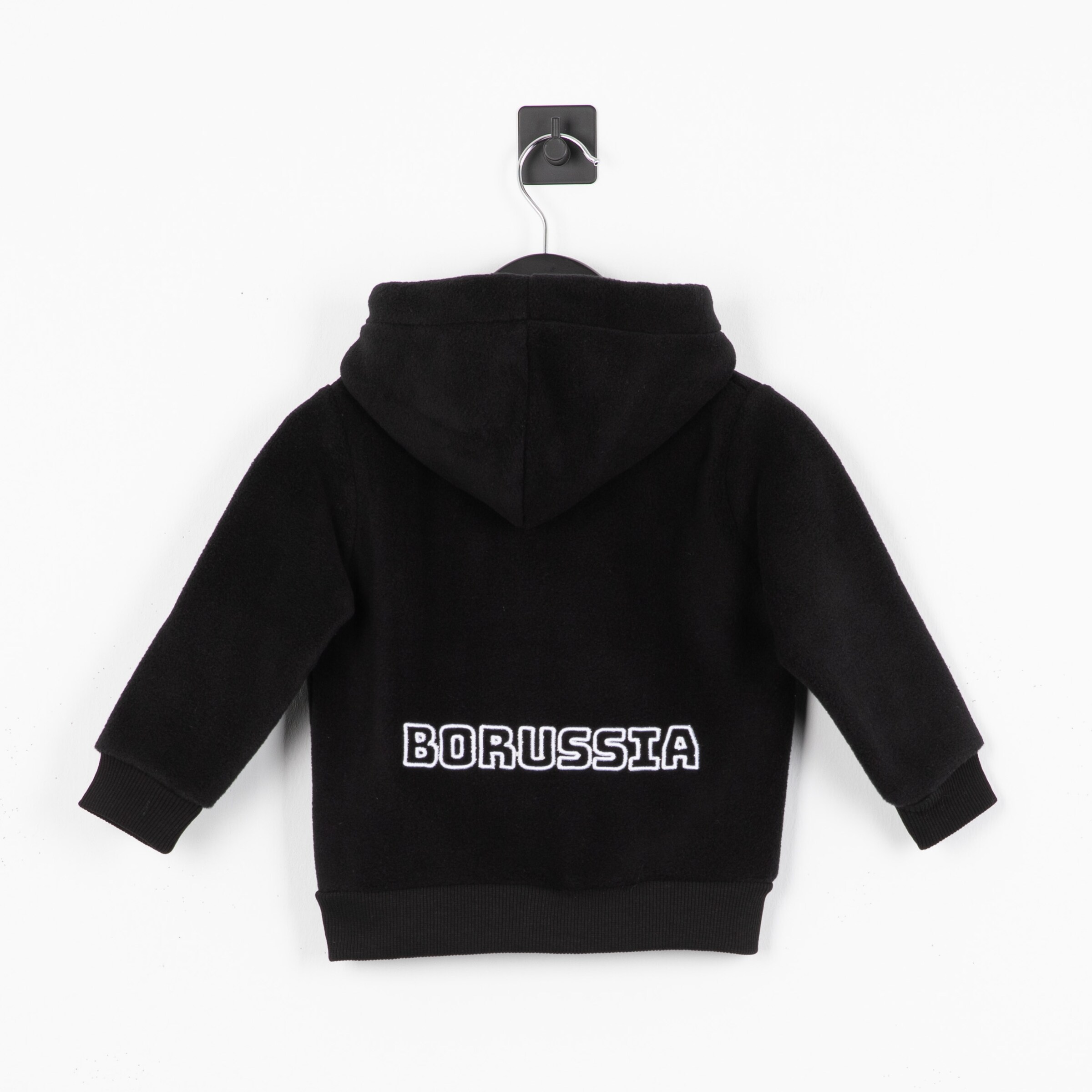 Schwarze Kinderjacke mit Kapuze und Schriftzug BORUSSIA auf dem Rücken.