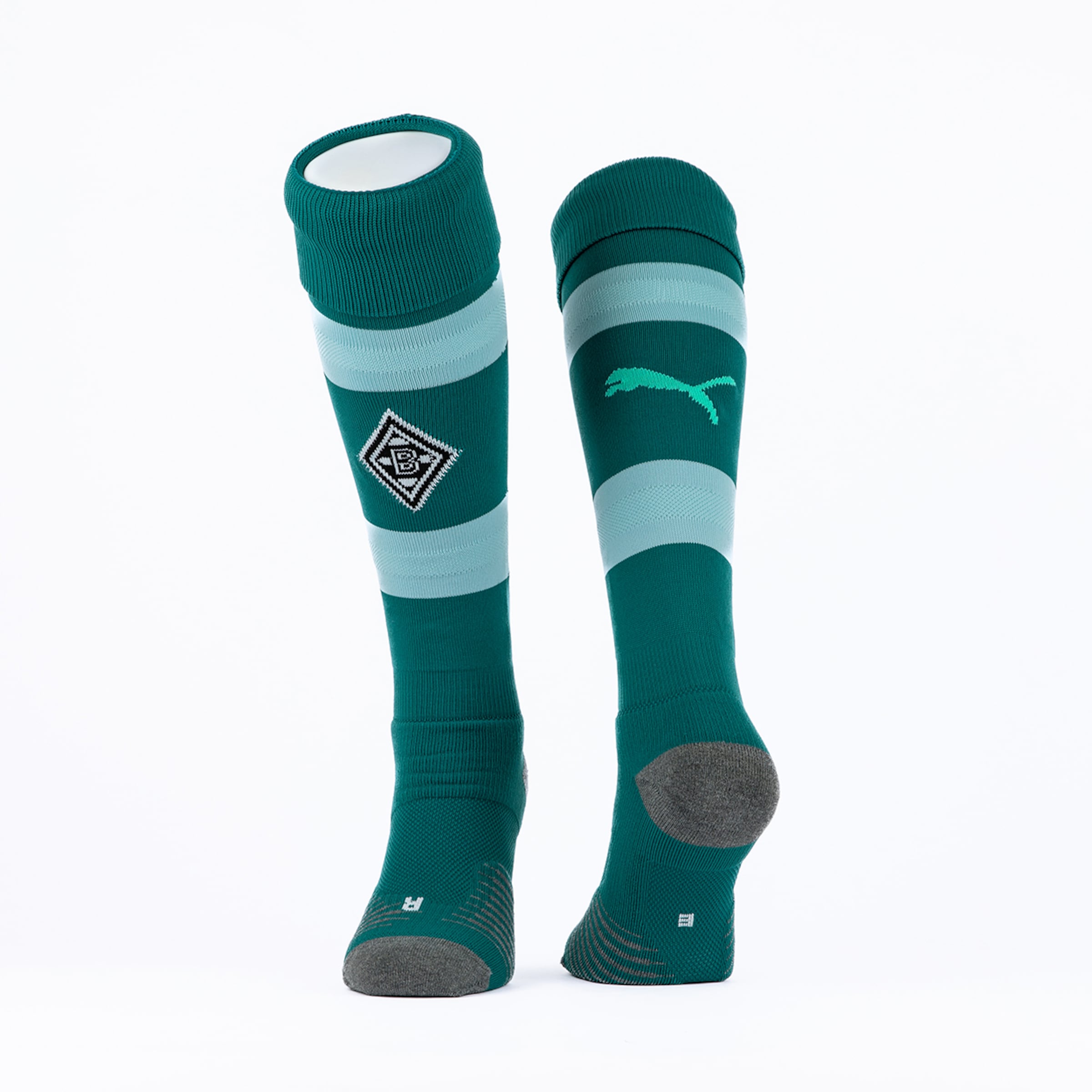 Dunkelgrüne Puma Fußballstutzen mit hellblauen Streifen und Borussia Mönchengladbach Logo auf weißem Hintergrund.