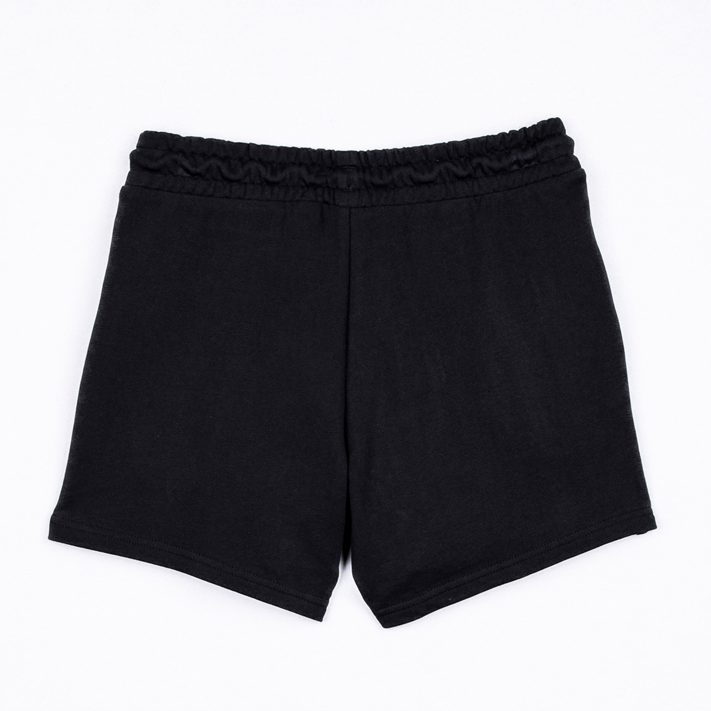 Schwarze Sweatshorts mit elastischem Bund auf weißem Hintergrund.