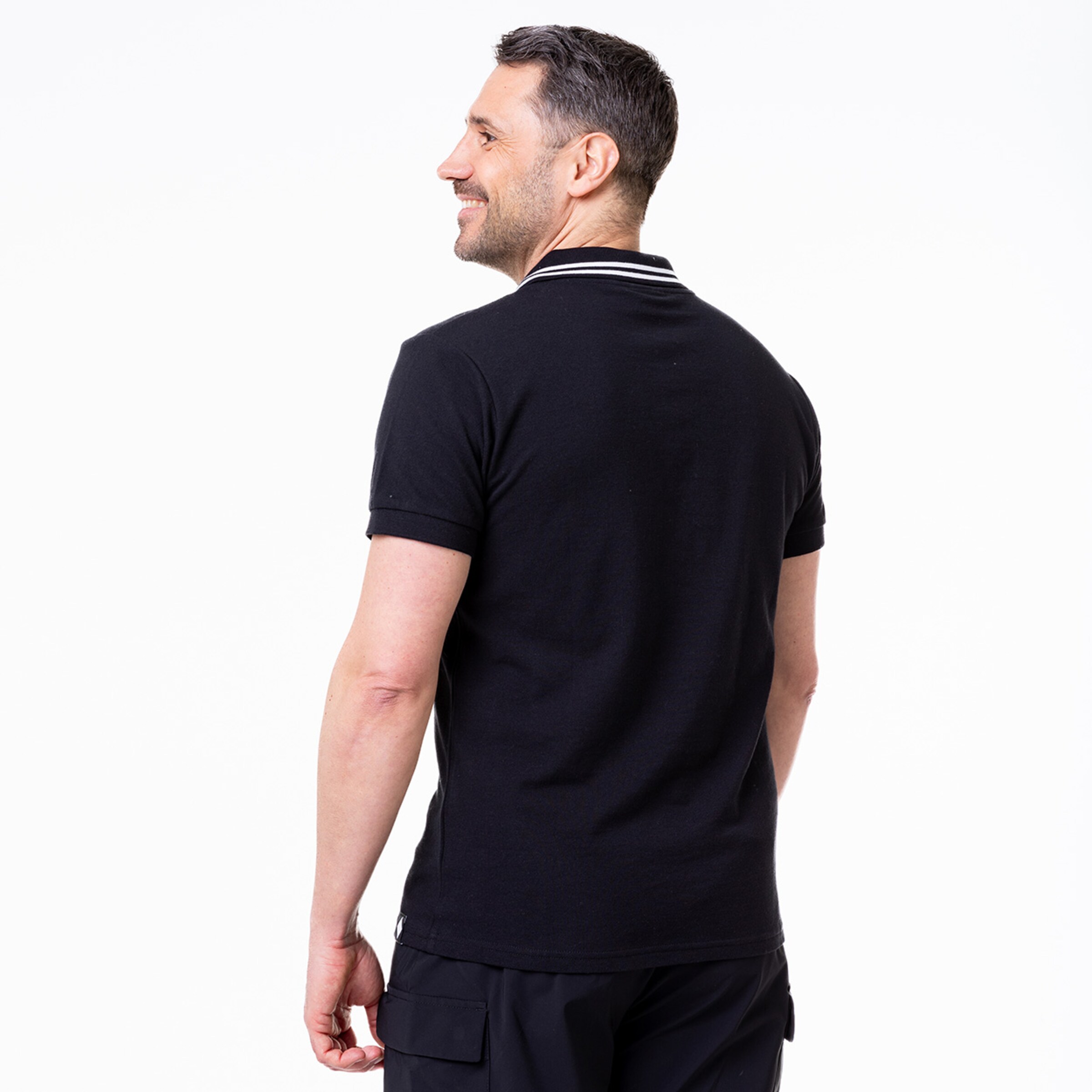 Mann in schwarzem Polo mit gestreiftem Kragen von hinten gezeigt.