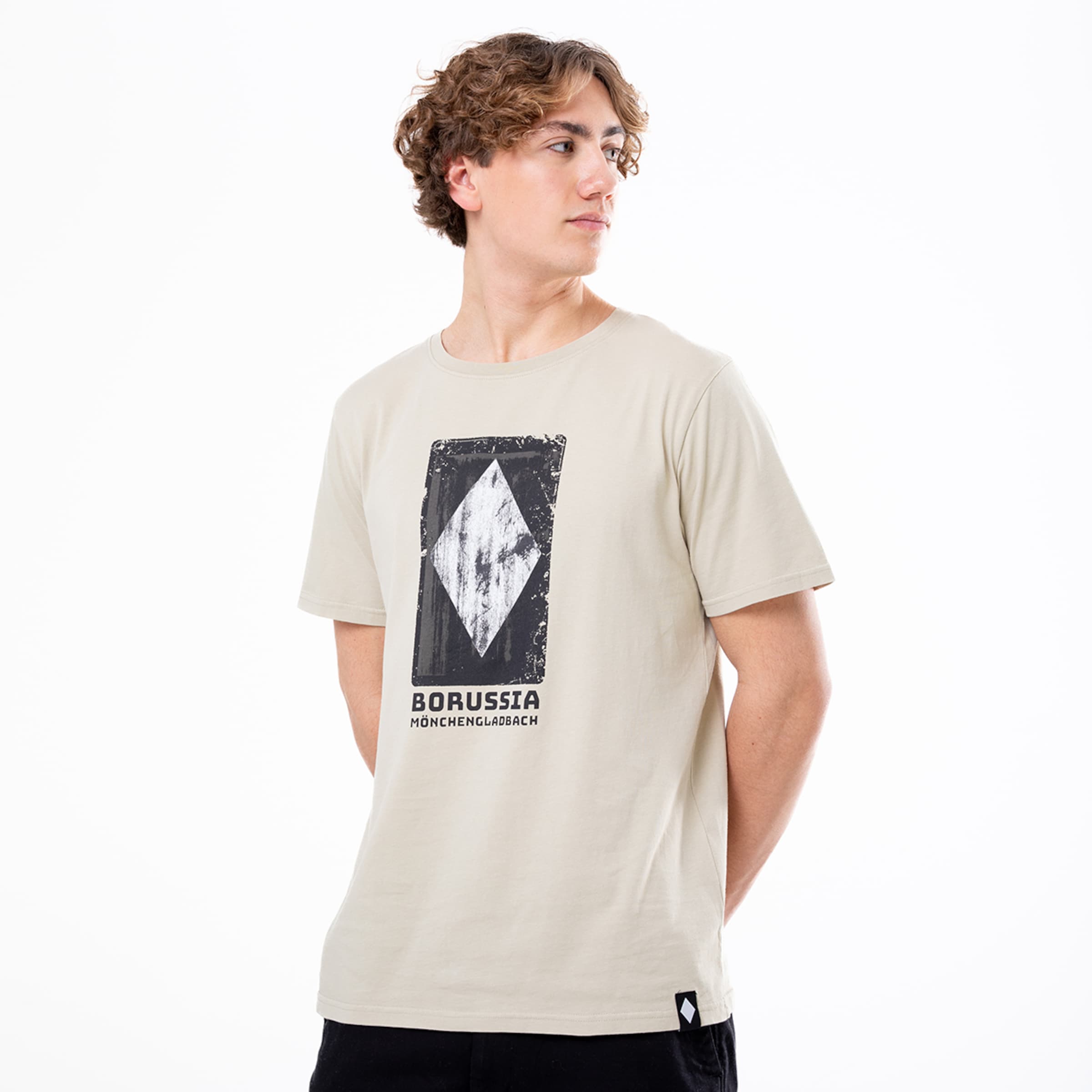 Mann in beigem T-Shirt mit Borussia Mönchengladbach-Logo auf der Vorderseite.