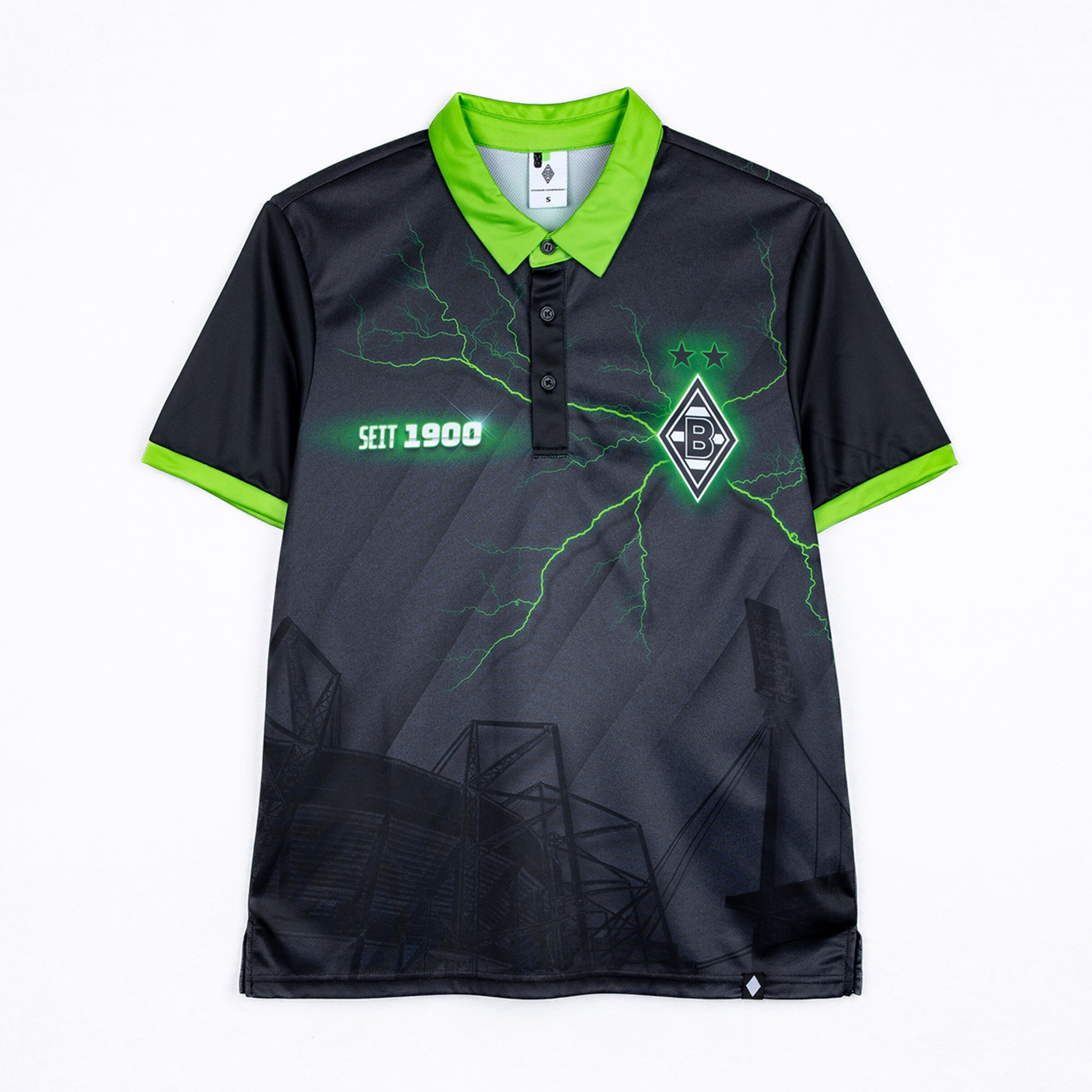 Schwarzes Gladbach Poloshirt mit neongrünem Kragen, Blitzen, „SEIT 1900“-Schriftzug, Rauten-Logo und Stadion-Grafik im unteren Bereich.