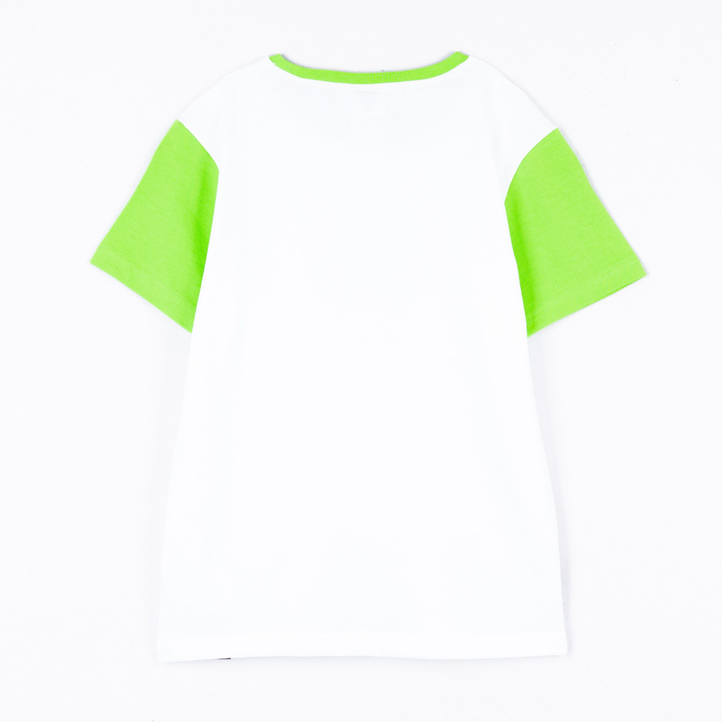 T-Shirt mit weißen Körper und grünen Ärmeln hinten betrachtet.