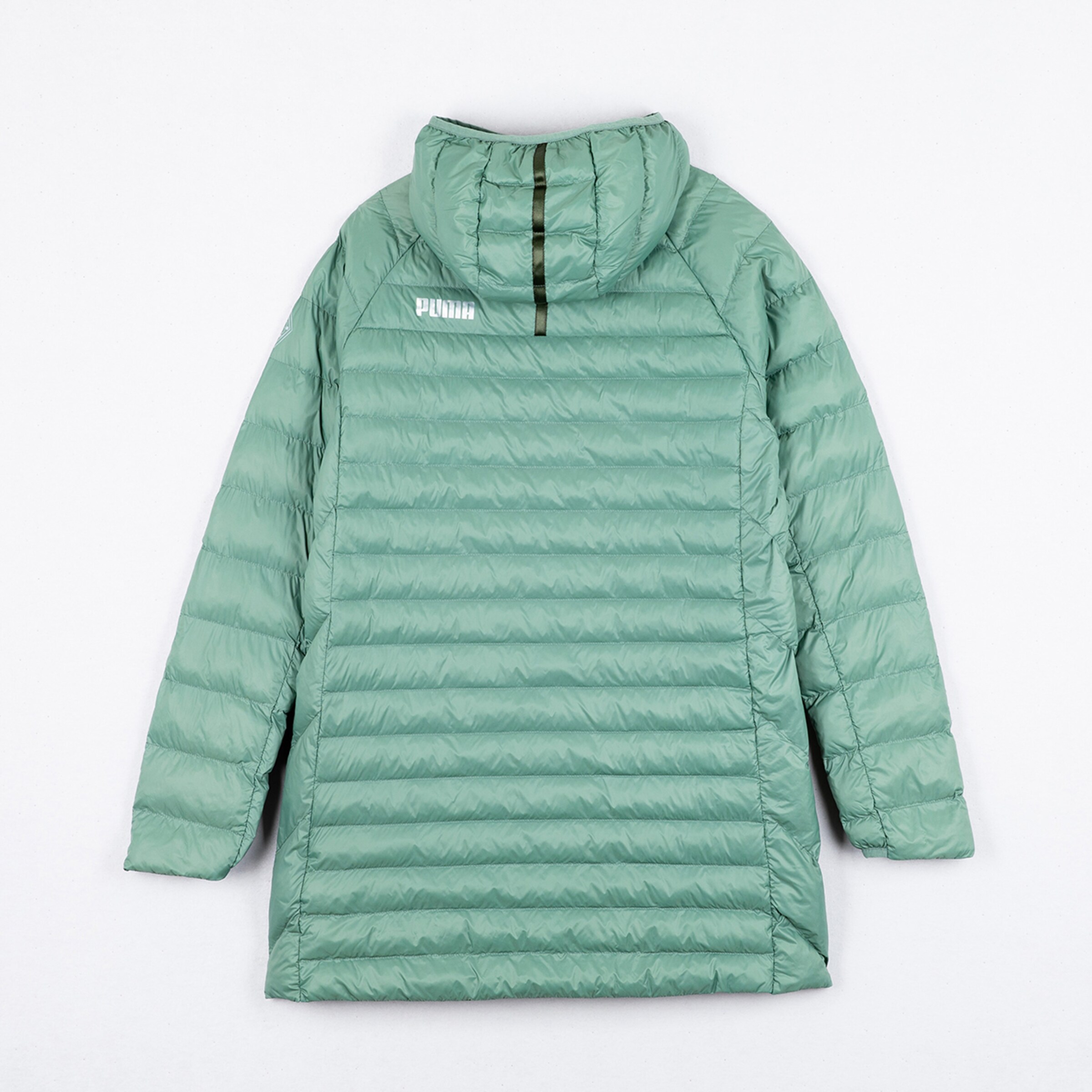 Grüne gefütterte Jacke mit Kapuze von Puma Rückansicht.