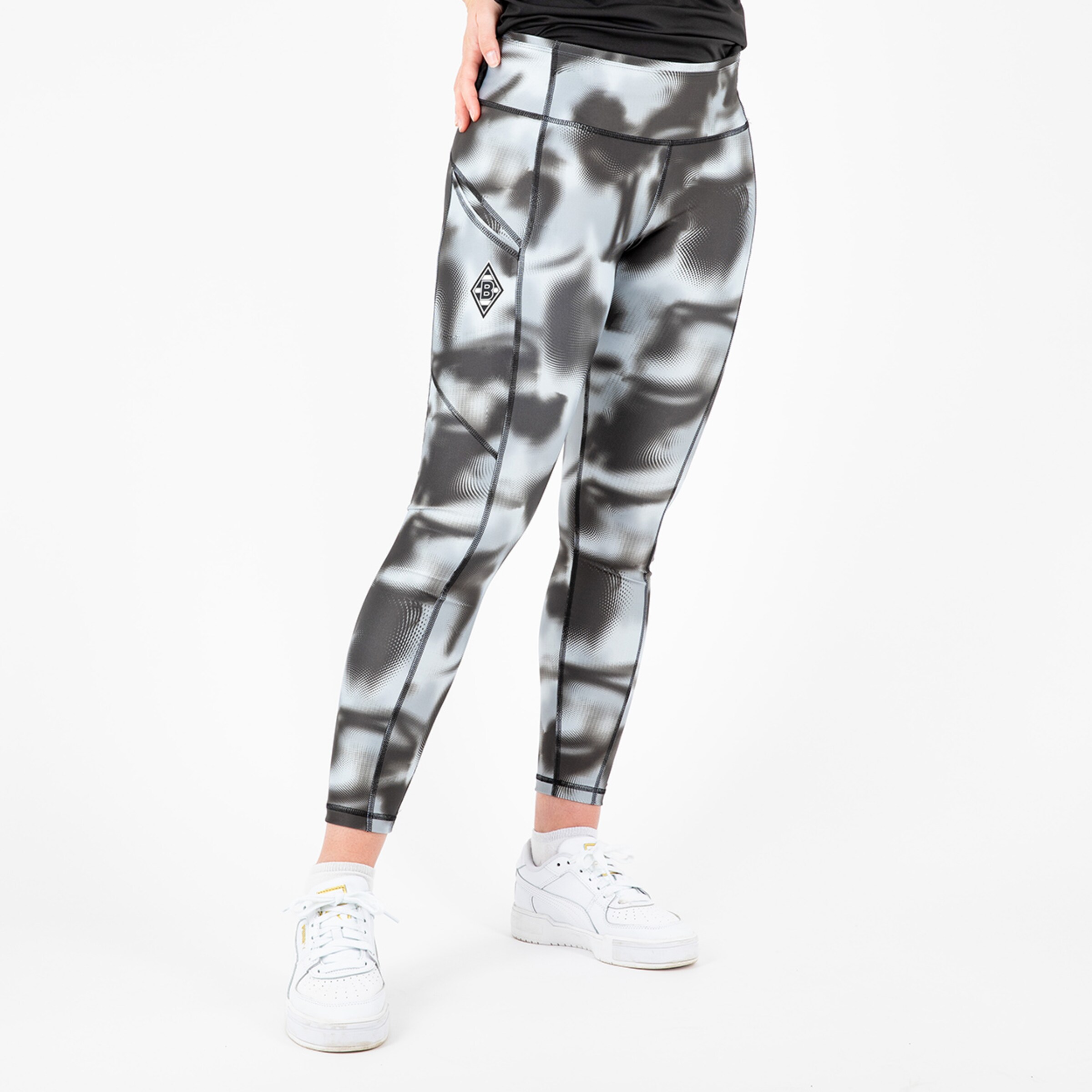 Schwarze und graue Sportleggings mit seitlichen Taschen und Borussia Mönchengladbach-Logo.