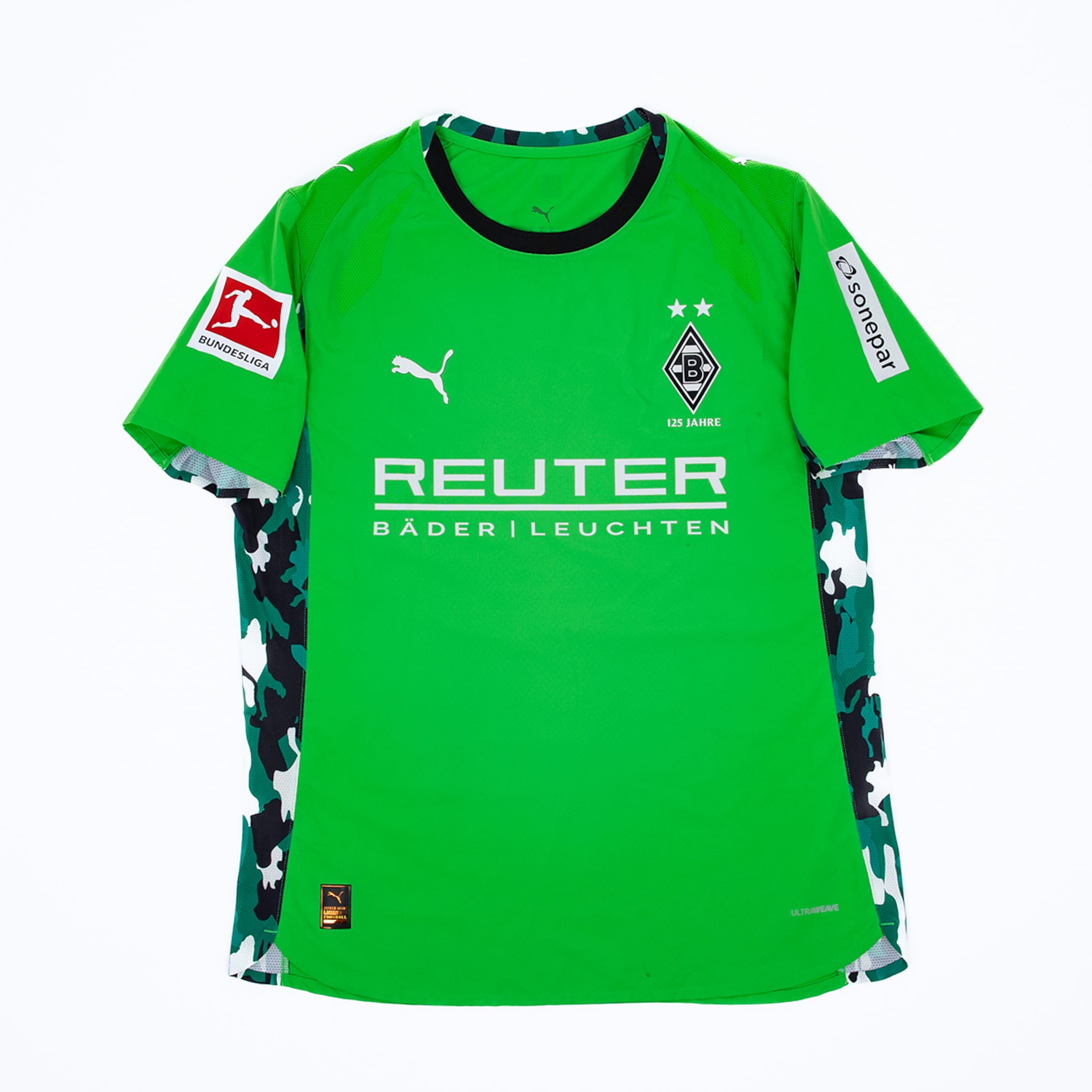 Green Puma Gladbach goalkeeper jersey "125 Jahre" with camouflage side panels, Bundesliga patch, and Reuter logo.
