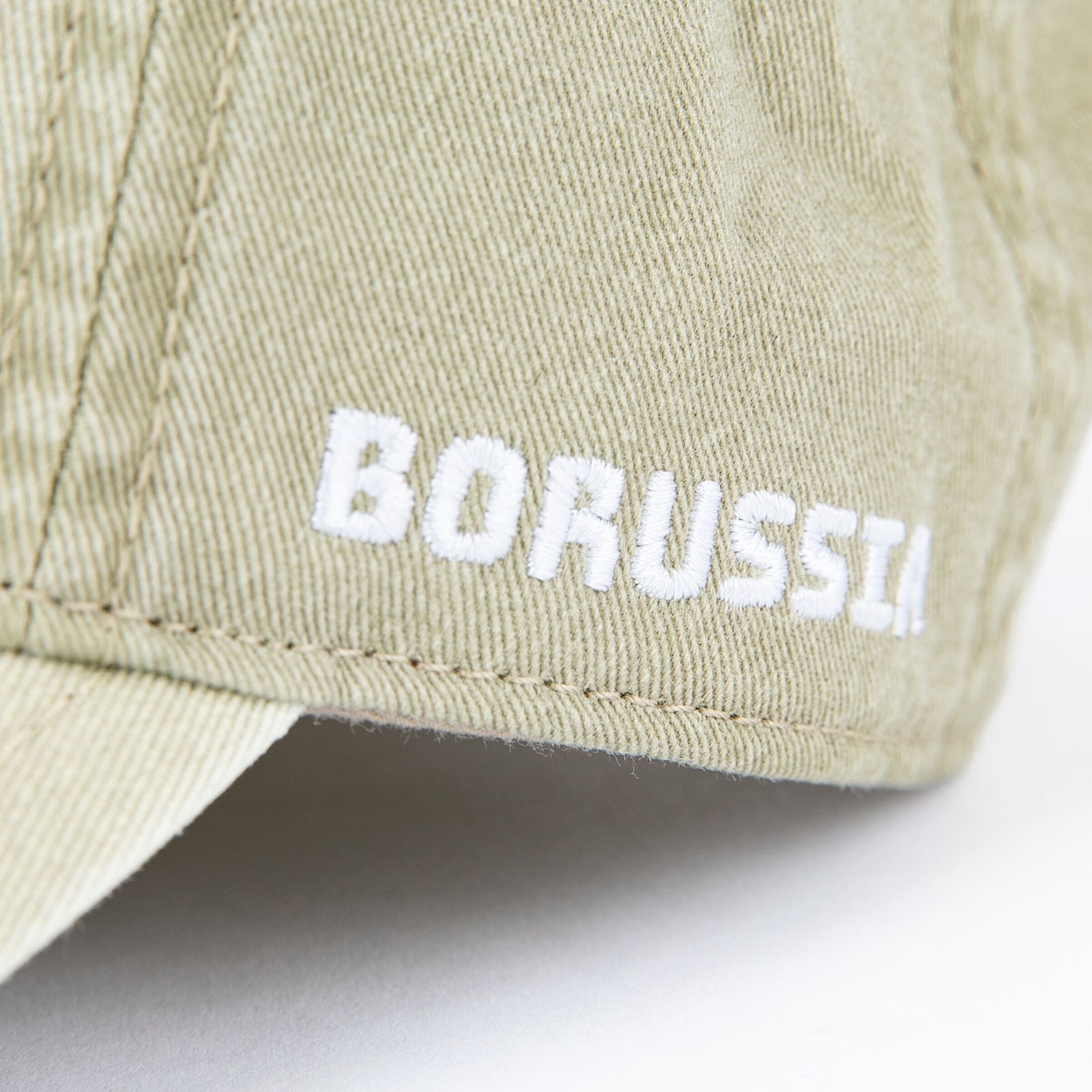 Beige Kappe mit dem weißen Schriftzug BORUSSIA.