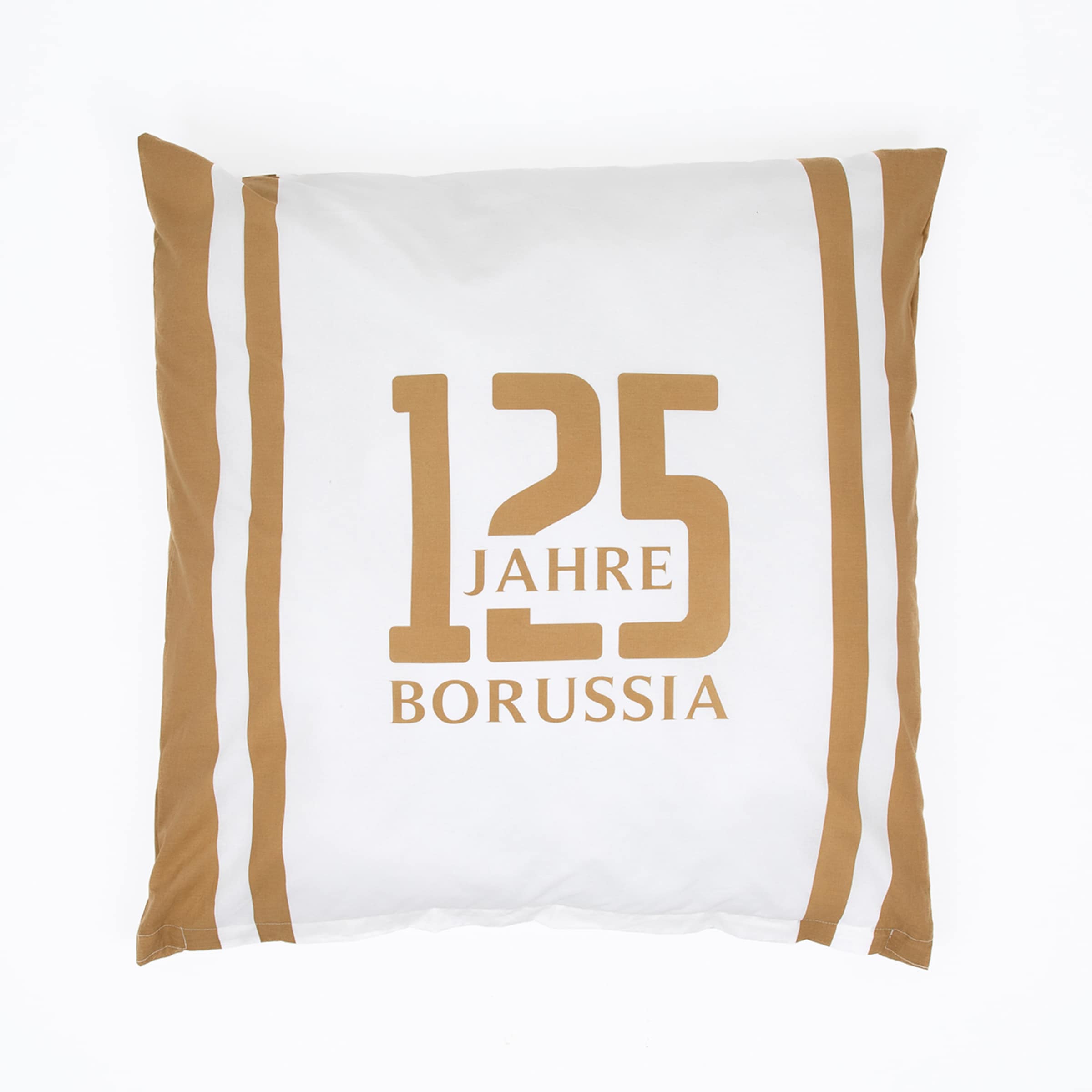 Weißes quadratisches Kissen mit goldbraunen Seitenstreifen und dem Aufdruck „125 JAHRE BORUSSIA“ in der Mitte.