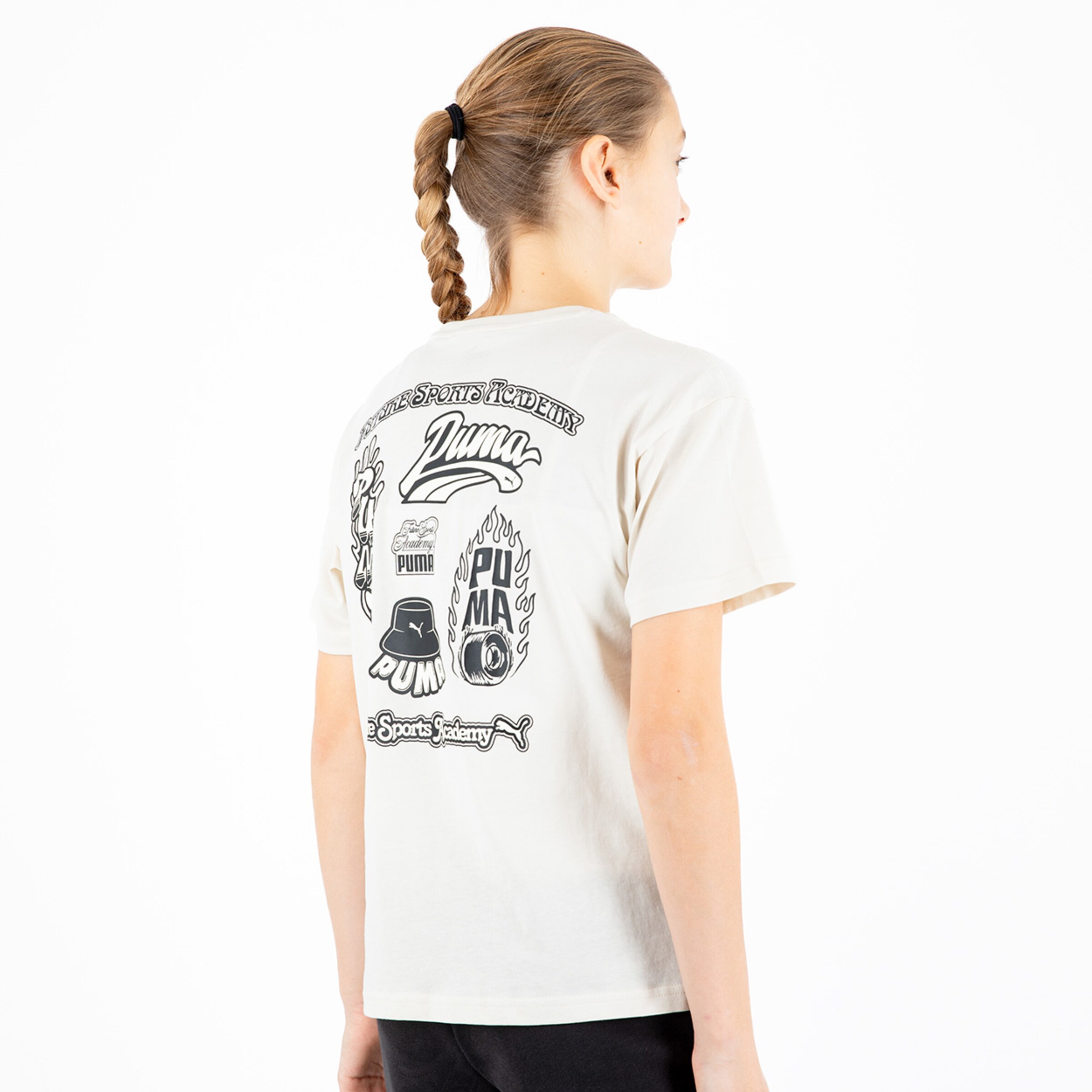 Beige T-Shirt von Puma mit verschiedenen Grafiken auf der Rückseite.