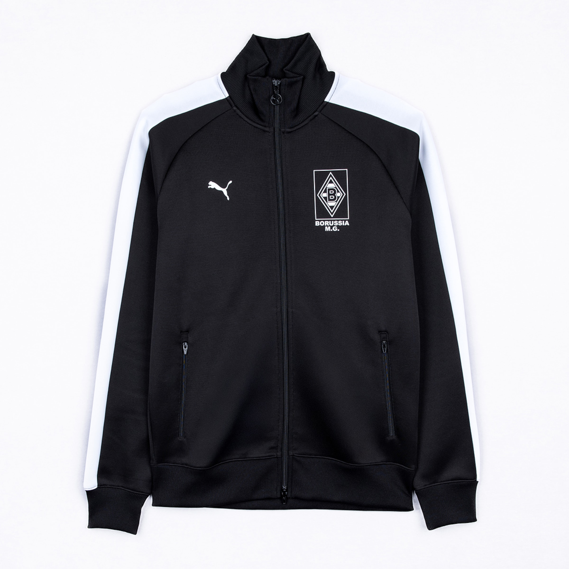 Schwarze Puma-Trainingsjacke von Borussia Mönchengladbach mit weißen Ärmelstreifen, Vereinswappen und Puma-Logo auf der Brust.