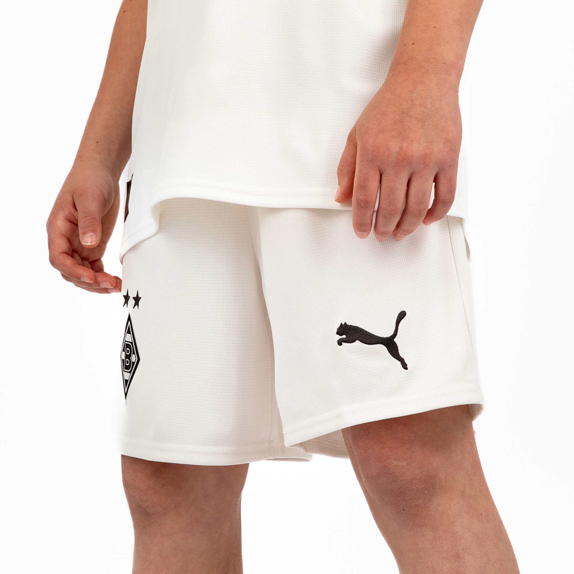 Helle Sportshorts von Borussia Mönchengladbach mit Puma-Logo und Vereinswappen.