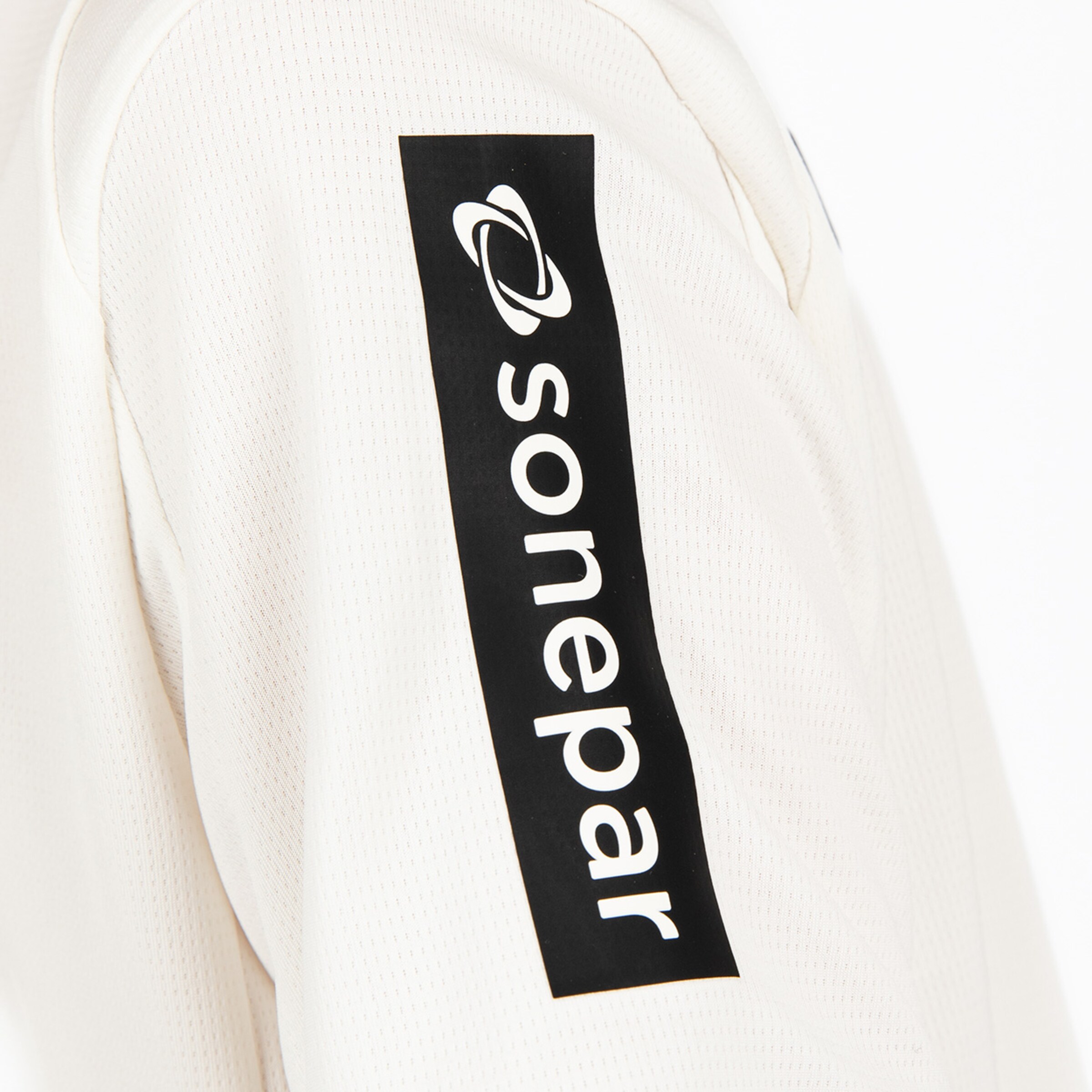 Schulteransicht eines Trikots mit dem Schriftzug sonepar auf dem Ärmel.