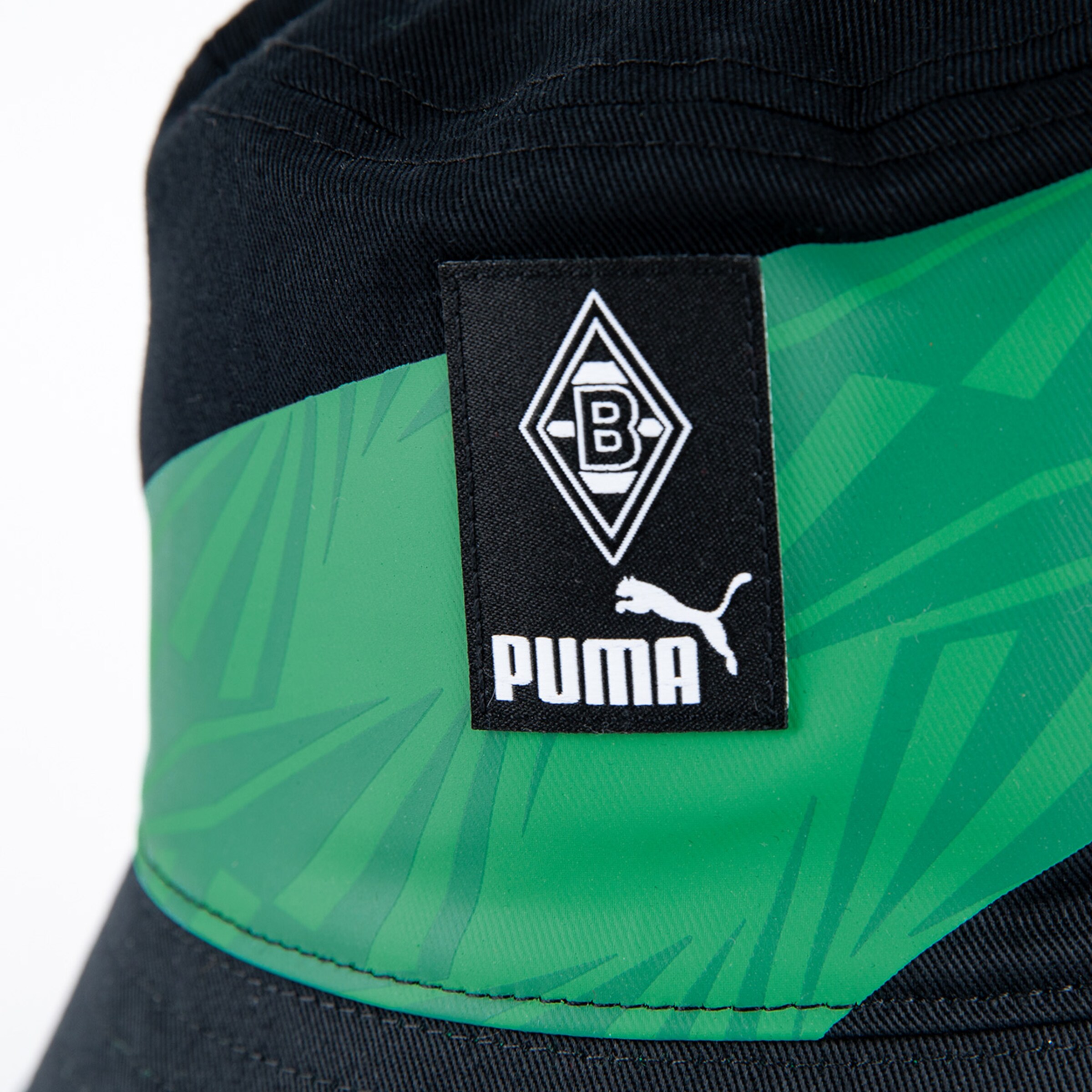 Logo von Borussia Mönchengladbach und PUMA auf einem Hut mit grünem Band.