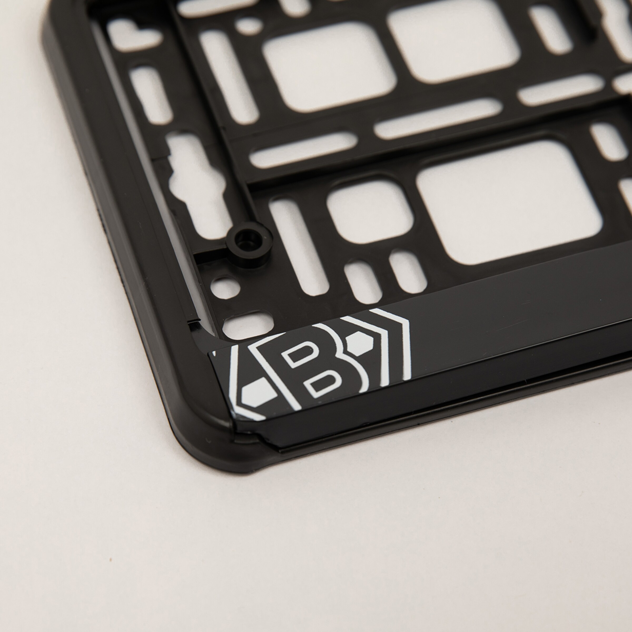 Detailaufnahme eines schwarzen Rahmens mit dem Borussia Mönchengladbach-Logo.