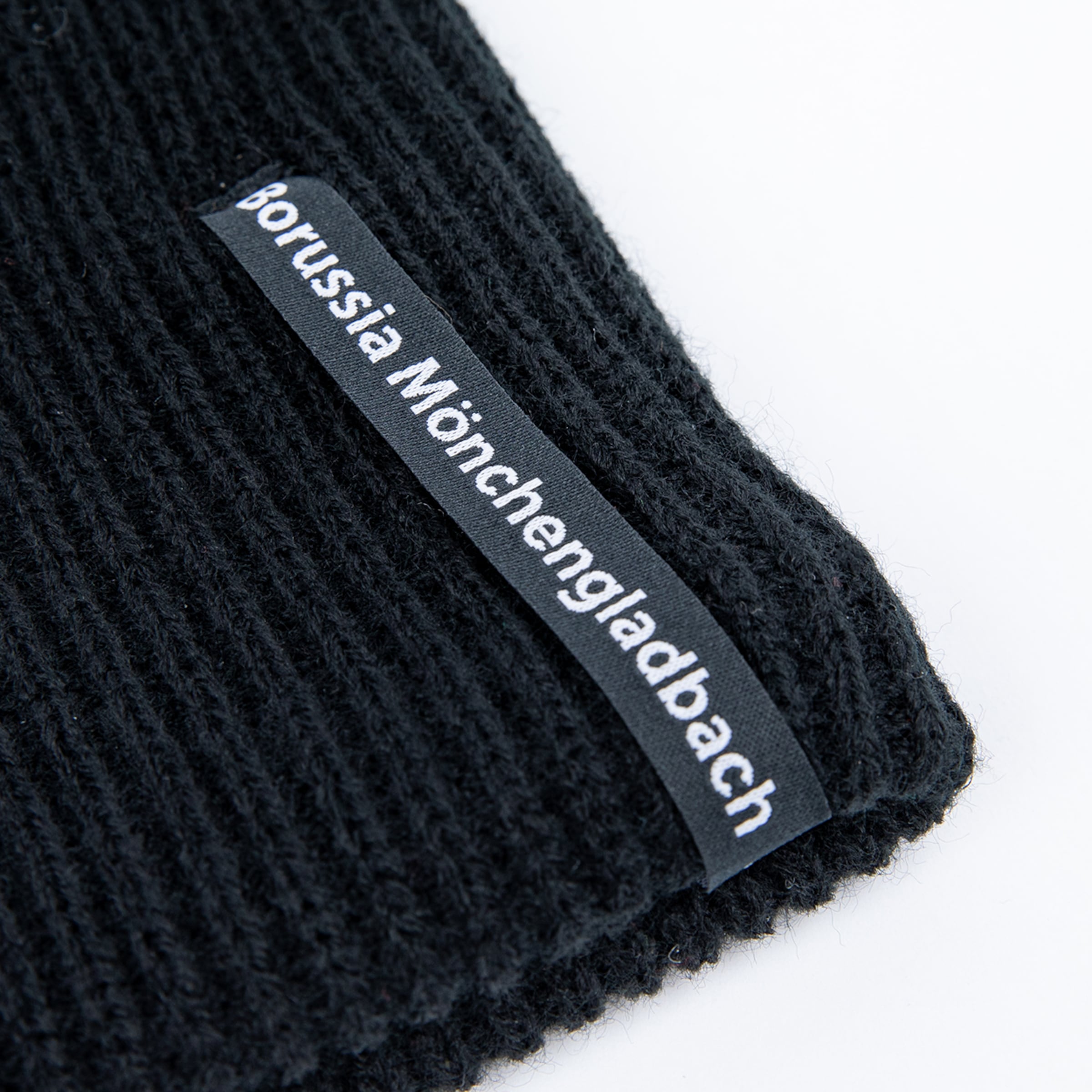 Schwarze Rippstrickmütze mit einem Label, das den weißen Schriftzug „Borussia Mönchengladbach“ trägt.