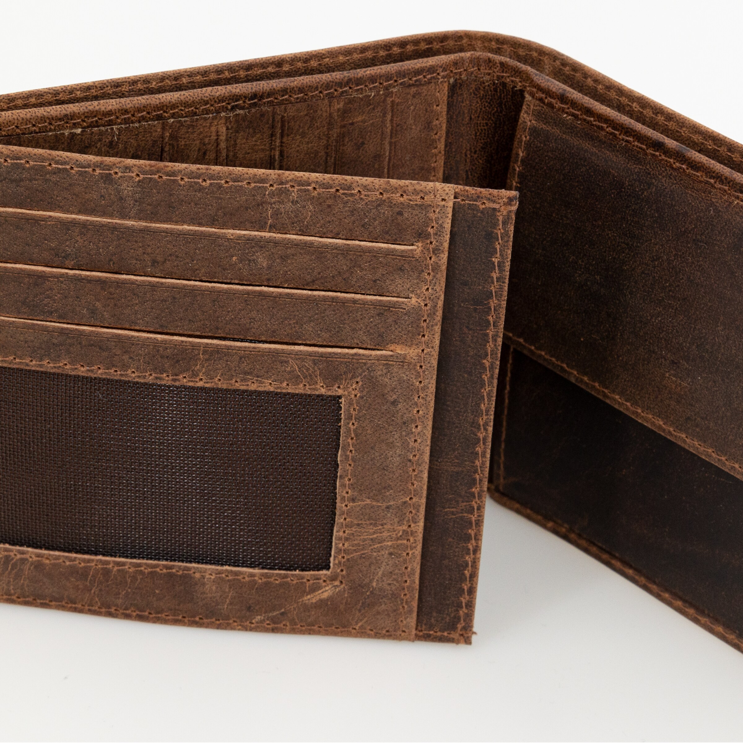 Braune Lederbörse mit mehreren Kartenfächern und einem sichtbaren Fach für einen Ausweis.