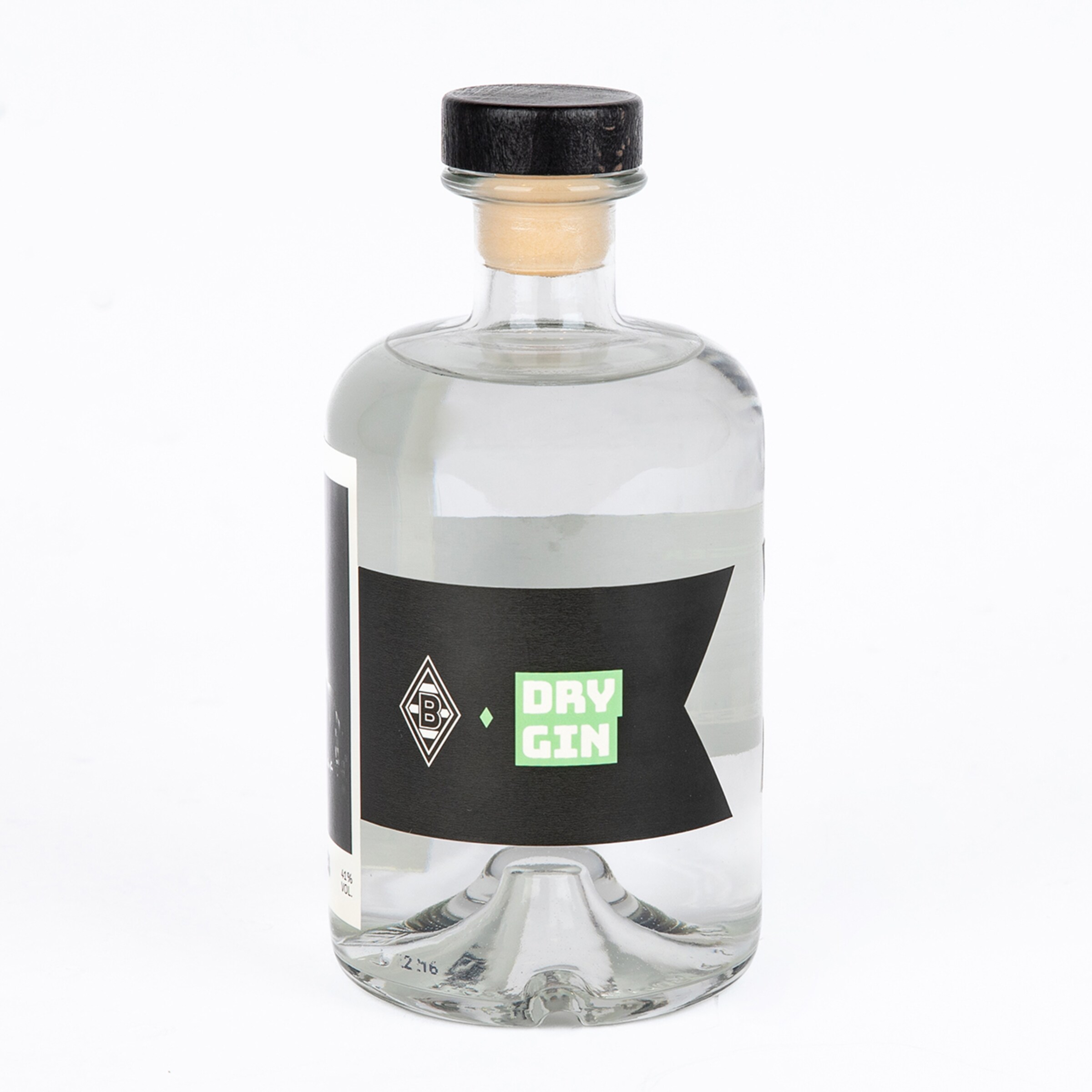Gin-Flasche mit schwarzem Banner-Etikett, grünem „DRY GIN“ Text und B-Rauten-Logo. Klarer Inhalt, schwarzer Verschluss mit Korken.