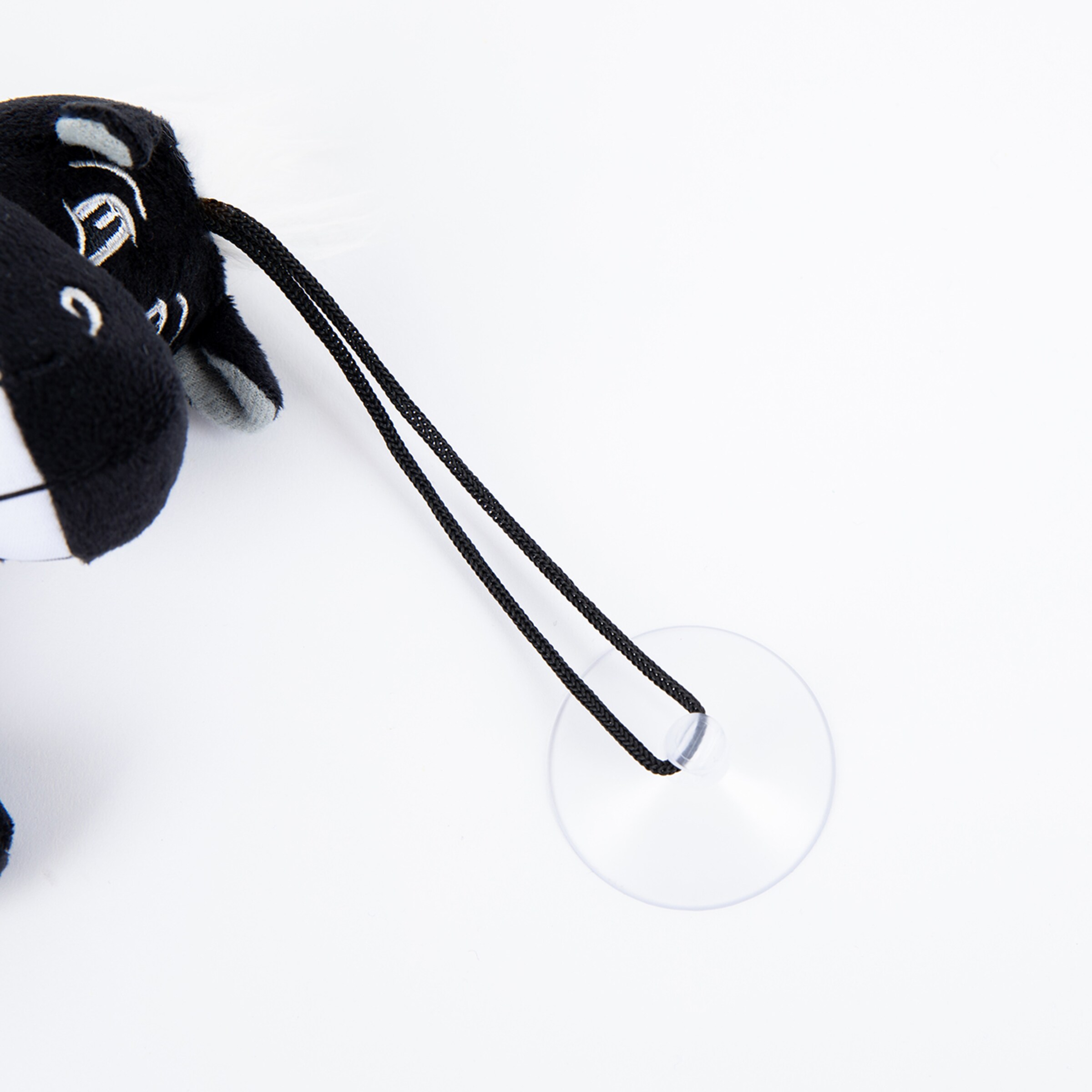 Plüschmaskottchen Jünter mit schwarzem Körper und Schnur zum Festhalten