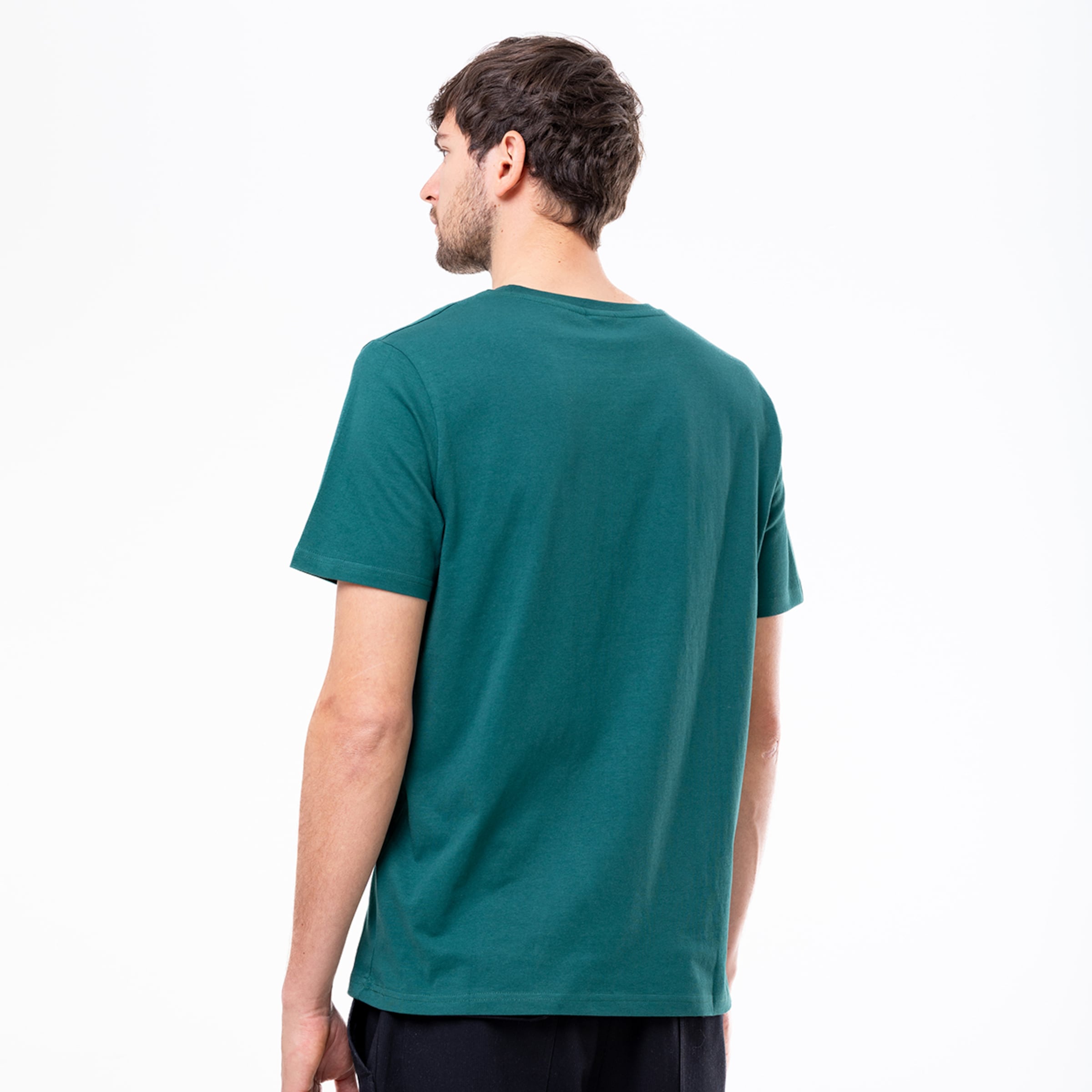 Mann mit kurzen Ärmeln in grünem T-Shirt von hinten betrachtet.