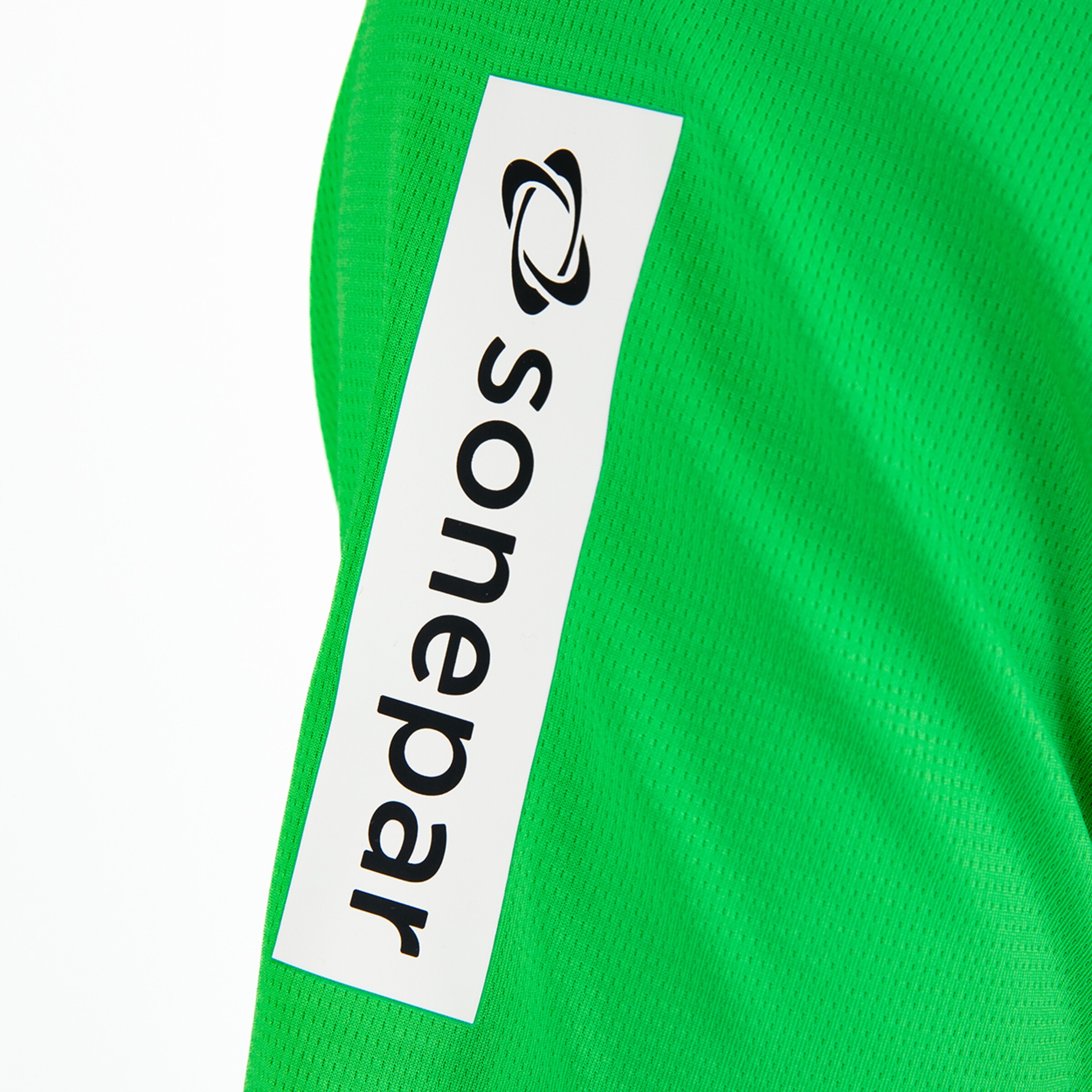 Grünes Trikot mit Sonepar-Logo auf dem Ärmel.