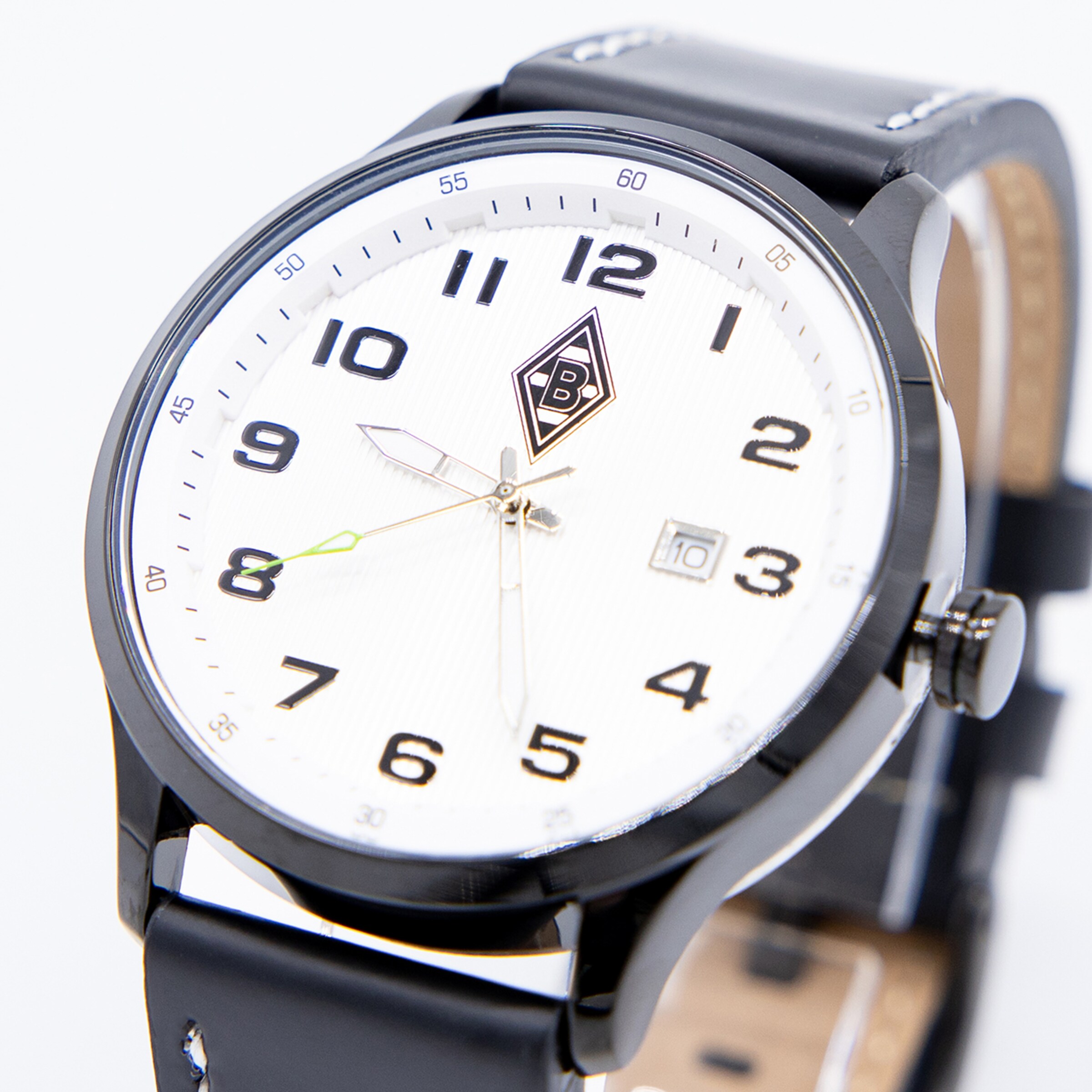 Armbanduhr mit weißem Zifferblatt, Gladbach-Raute, schwarzen Ziffern und Datum. Schwarzes Gehäuse und Lederarmband mit grüner Zeigerspitze.