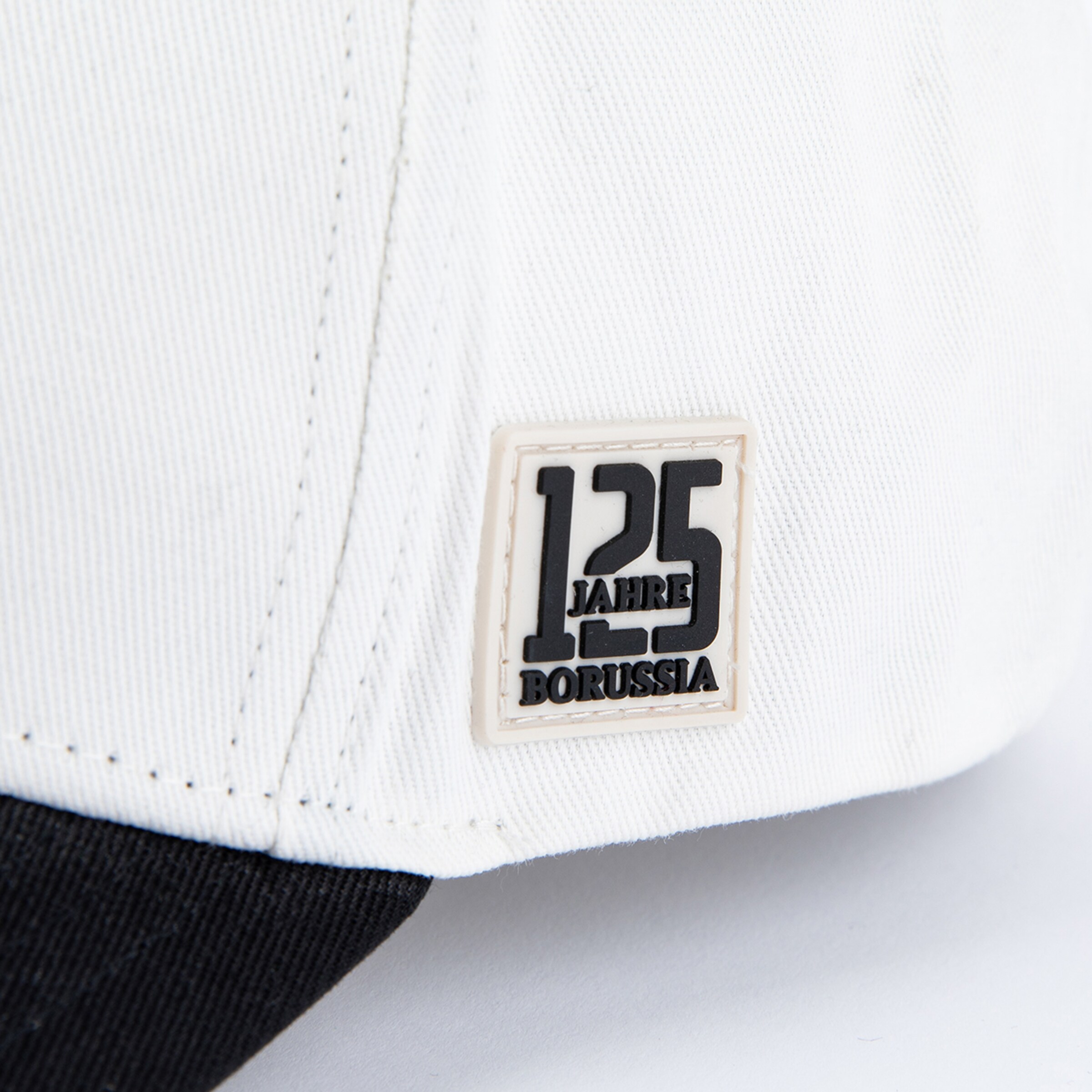 Schwarz-weiße Kappe mit besonderer Emblemfeier für 125 Jahre Borussia.