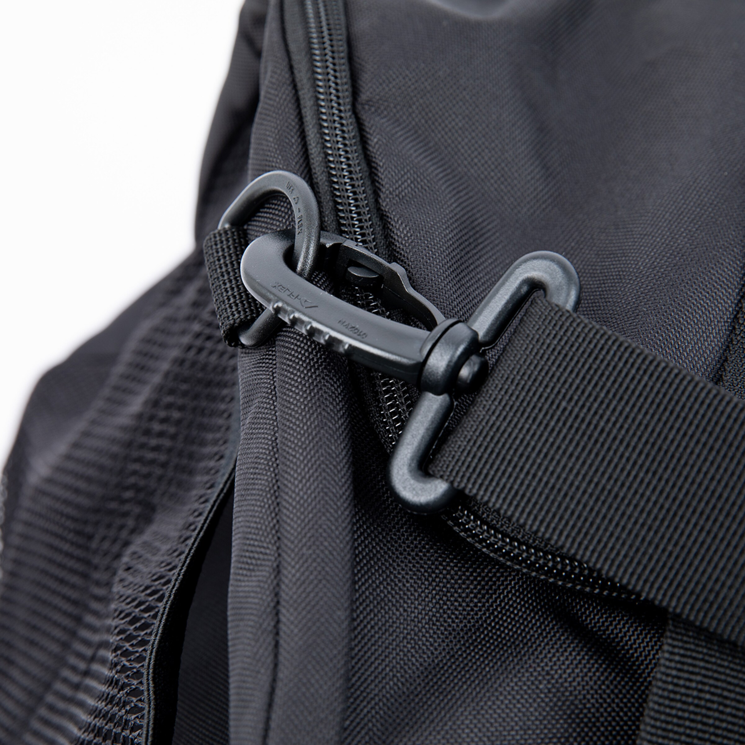 Nahaufnahme eines schwarzen Rucksacks mit einem Verschlussclip.