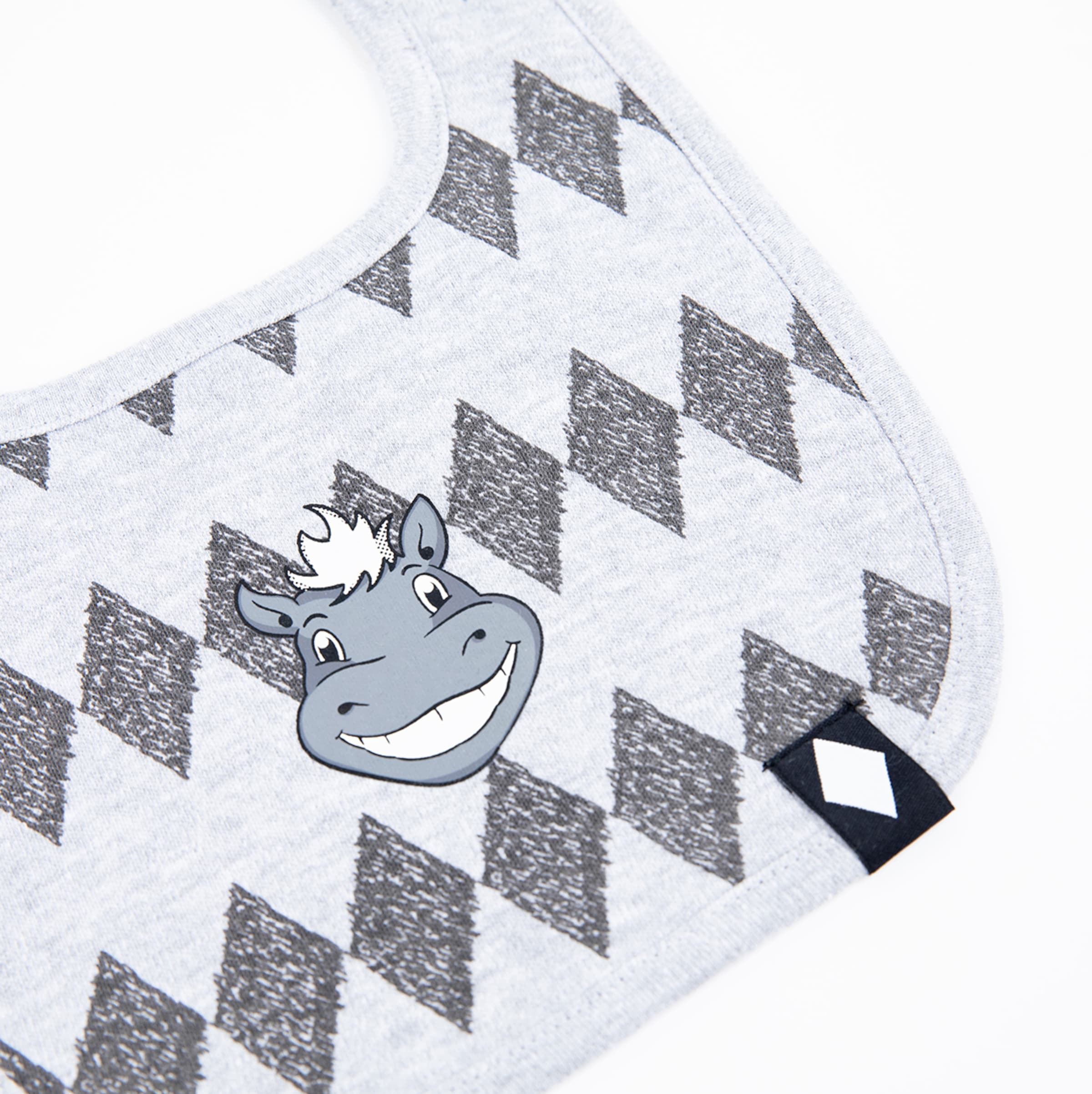 Baby-Lätzchen mit grauem Karomuster und einem charakteristischen Pferdekopf-Emblem