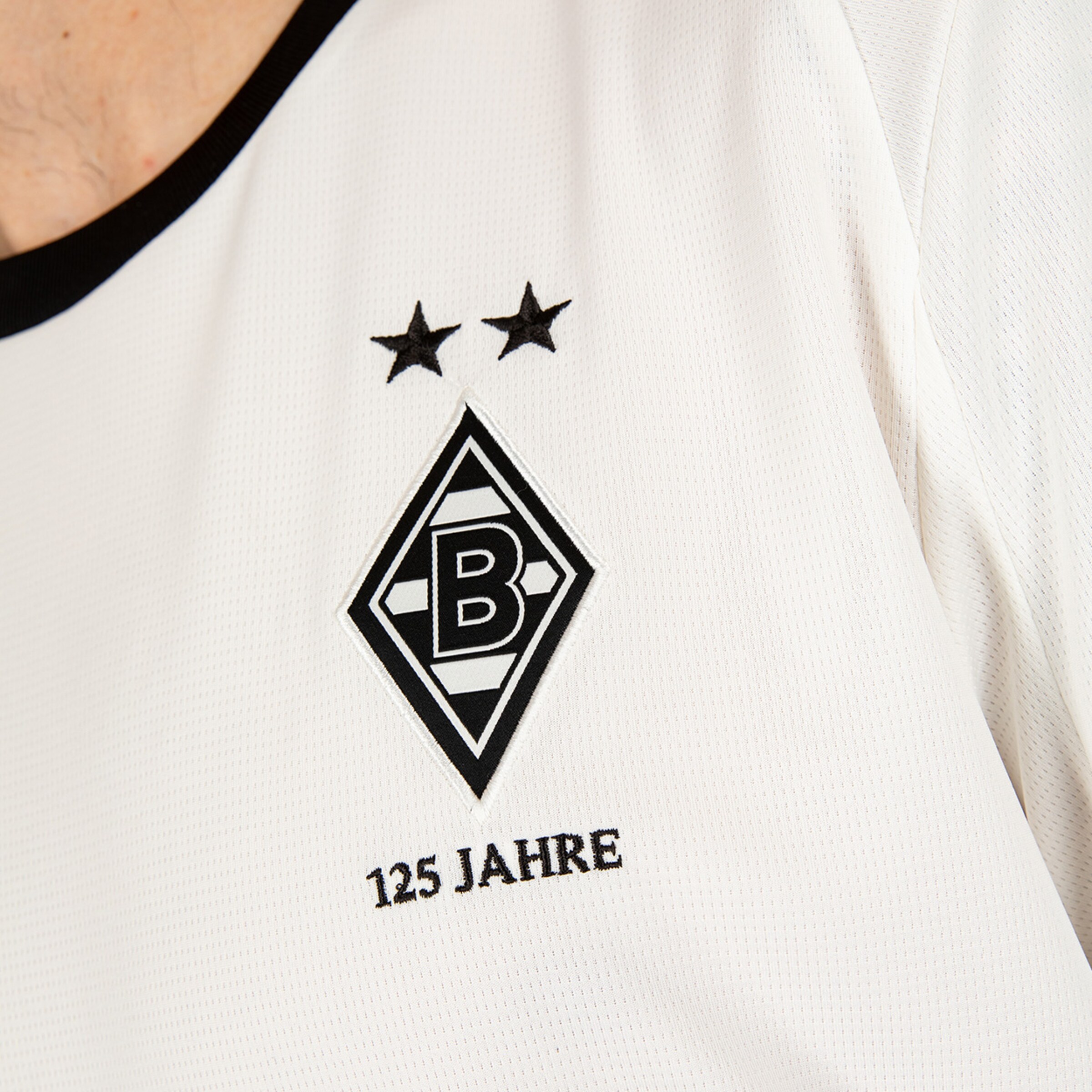 Trikot mit Borussia Mönchengladbach Logo und 125 Jahre Schriftzug.