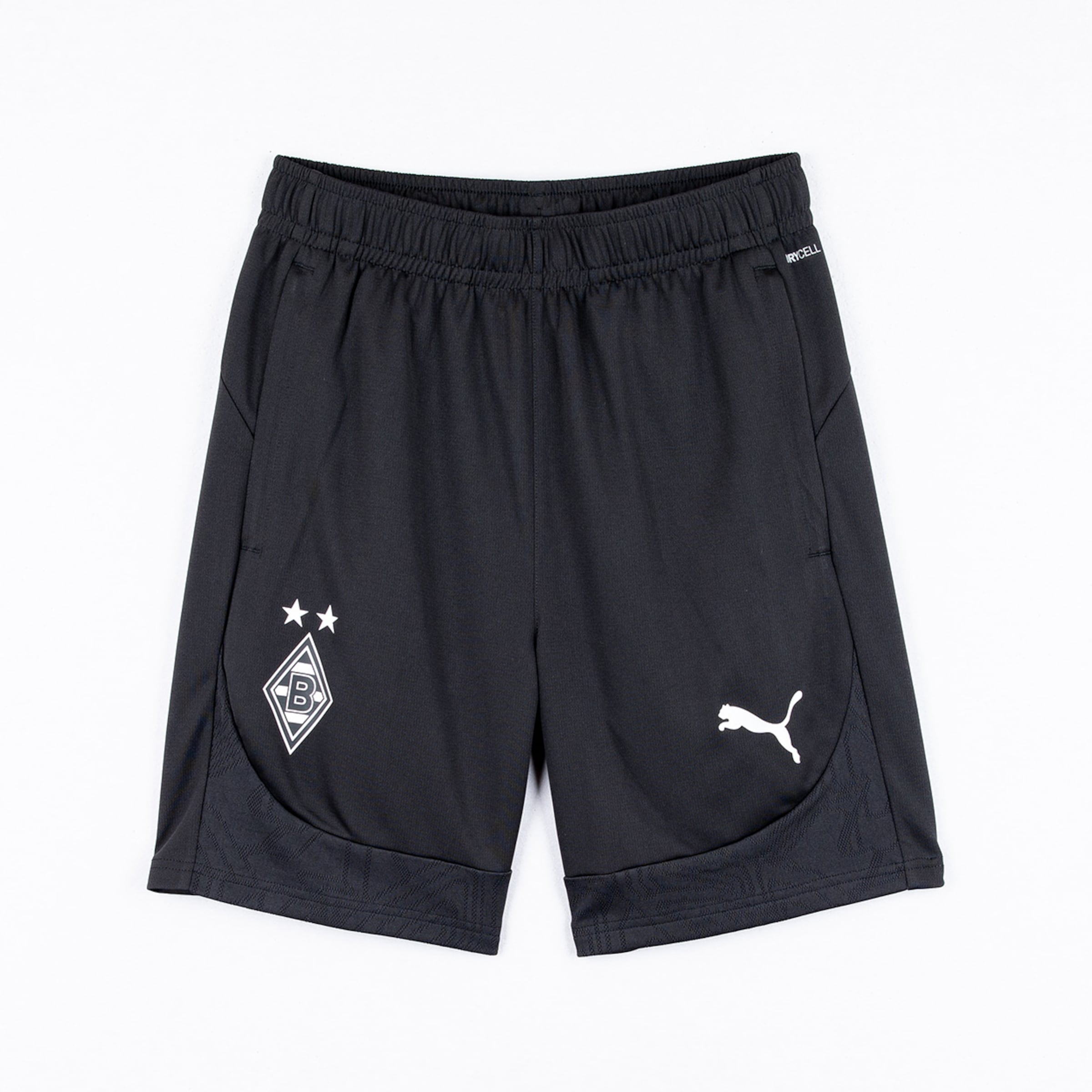 Schwarze Borussia Mönchengladbach Trainingsshorts von Puma mit Vereinswappen und Logo auf den Beinen.