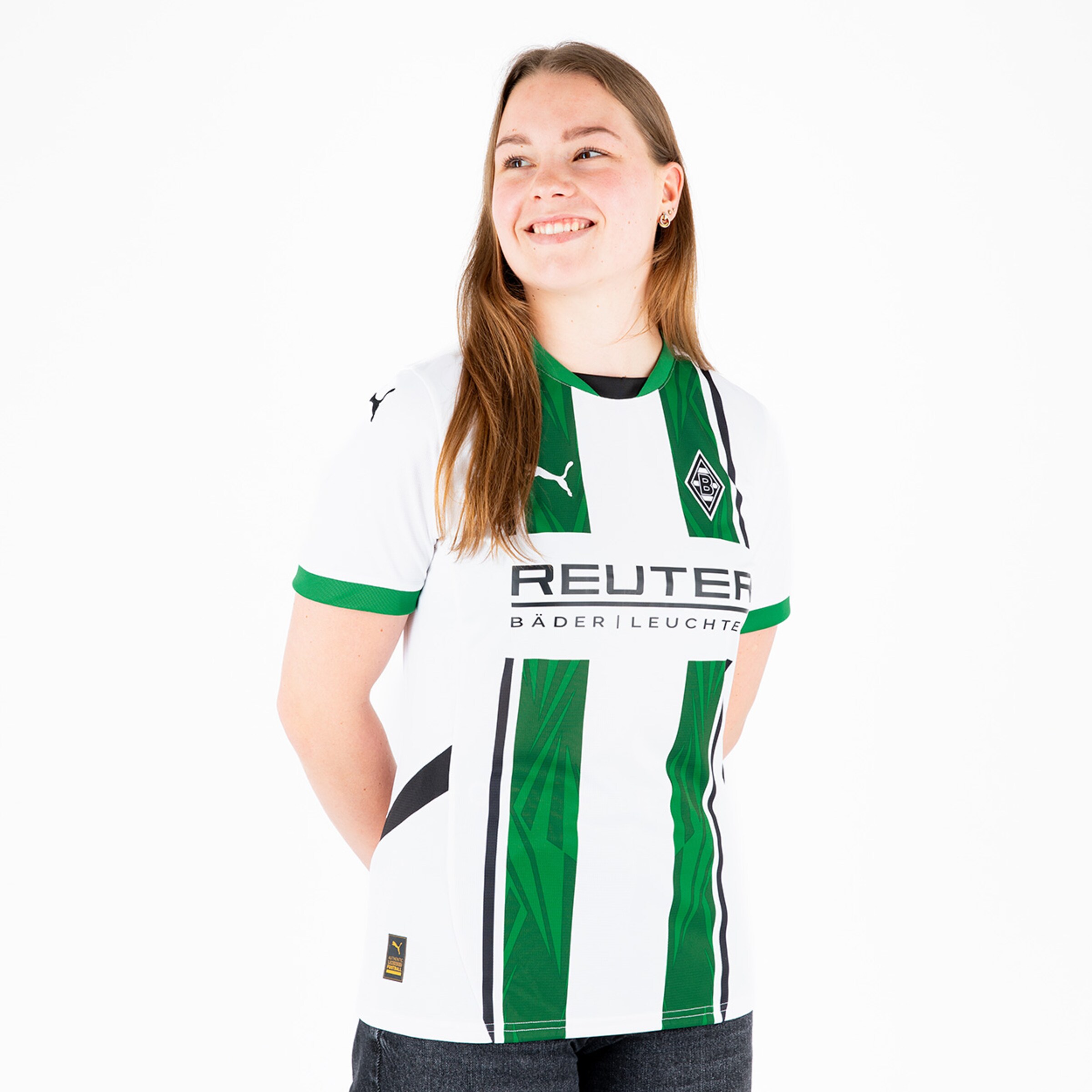 Frau trägt Fußballtrikot in den Vereinsfarben von Borussia Mönchengladbach.